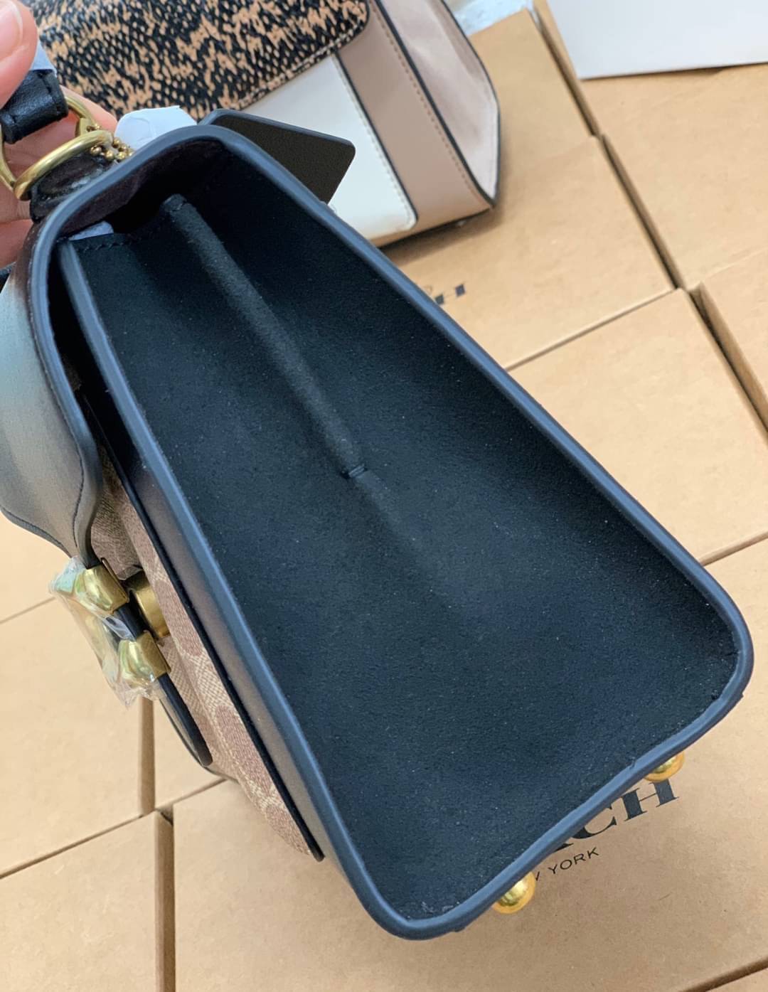 OUTLET 】COACH TABBY TOP HANDLE 20 LEATHER BAG หรูหรามากๆค่ะ สินค้าแนะนำ!! กระเป๋าถือ//สะพายข้างได้ วัสดุหนังแท้อย่างดี หนึ่งใบทำหนัง2แบบได้อย่างลงตัว สวยงาม มีอะไหล่ตัวC ใหญ่ด้านหน้าโดดเด่นหรูมากๆค่ะ 🔺เปิดปิดแบบกดล็อค ภายในมี2ช่องสำหรับใส่ของ สามา