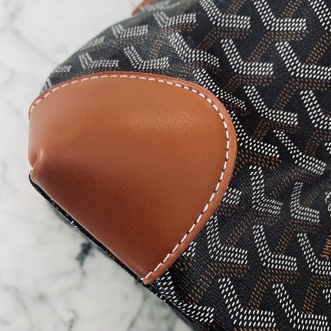 Goyard Boeing Travel 55 Duffle Bag กระเป๋าเดินทางใบใหญ่ ดีไซน์สวยคลาสสิกเป็นเอกลักษณ์ ไอเท็มที่จะทำให้การเดินทางไม่ธรรมดาอีกต่อไป ด้วยดีเทลความเป็นเอกลักษณ์ เรียบแต่หรู ภายในจุของได้เยอะมาก