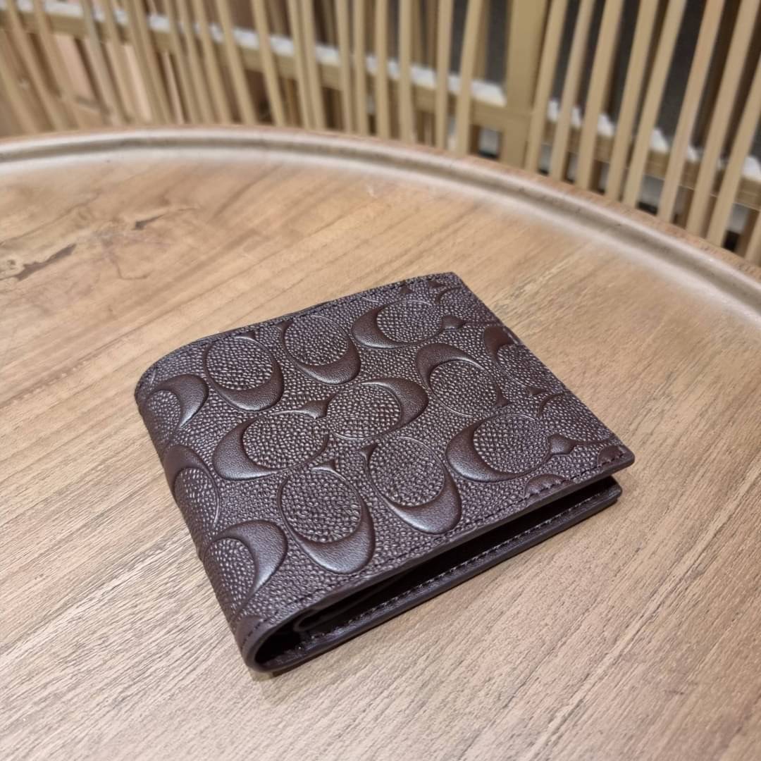 COACH 75371 COMPACT ID WALLET IN SIGNATURE CROSSGRAIN LEATHER กระเป๋าสตางค์ผู้ชาย ลาย c นูนเต็มใบ หนัง crossgrain อีกรุ่นที่ยอดขายไม่เคยตก 🤑🤑 ใบจริงดูผู้ดี ดูแพง!! ภายในมีช่องใส่บัตรได้เยอะ ใส่ธนบัตรได้ทุกใบ ซื้อให้คุณหนุ่มๆรับรองประทับใจไ