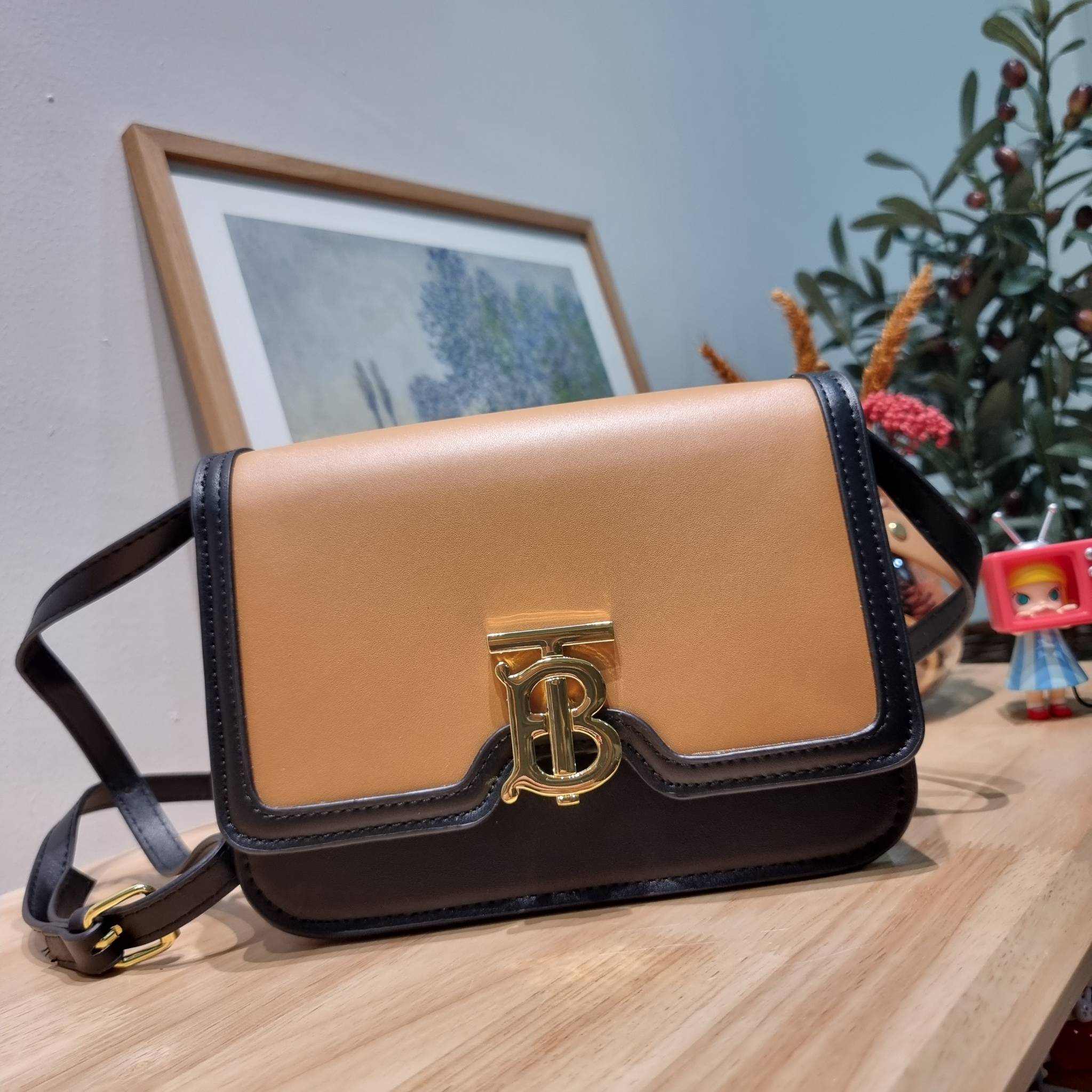 BURBERRY FRAGRANCES CROSSBODY BAG / BURBERRY SMALL CHECK CANVAS AND LEATHER TB BAG เบสท์ไอเท็ม!! คอลเลคชั่นที่ปังตลอดปี รอบนี้ออกแบบสไตล์ผู้ดีอังกฤษ เป็นเอกลักษณ์ london check โดดเด่น
