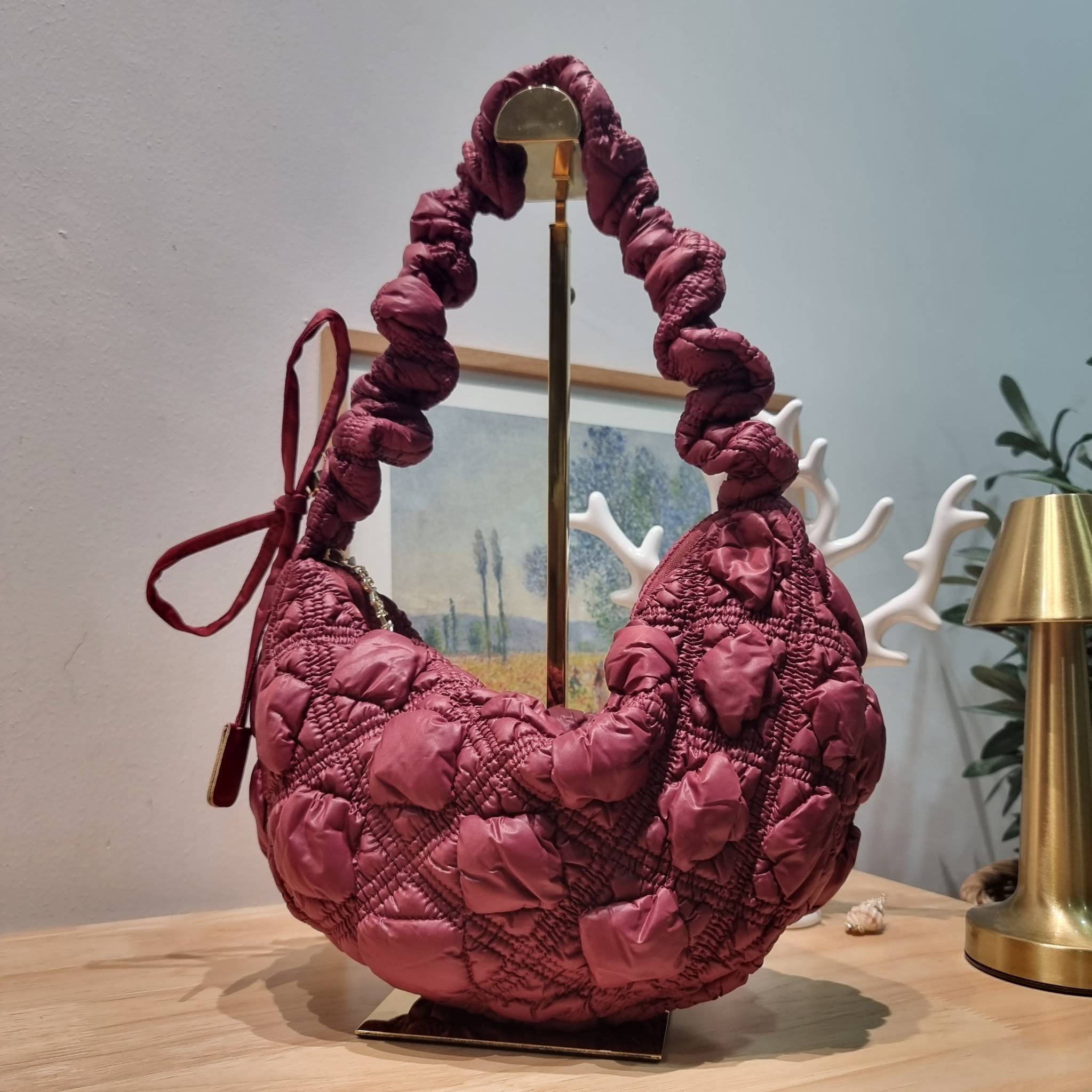 Carlyn cozy bag / Carlyn glaze bag 13 สีพร้อมส่ง อีกหนึ่งคอลเด็ด ที่ฮิตแบบฉุดไม่อยู่ กับไอเท็มนุ่มนิ่มจากเกาหลี พร้อมสีใหม่ล่าสุด กระเป๋าสะพายก้อนเมฆสุดเก๋ ที่สามารถใช้ได้หลากหลาย