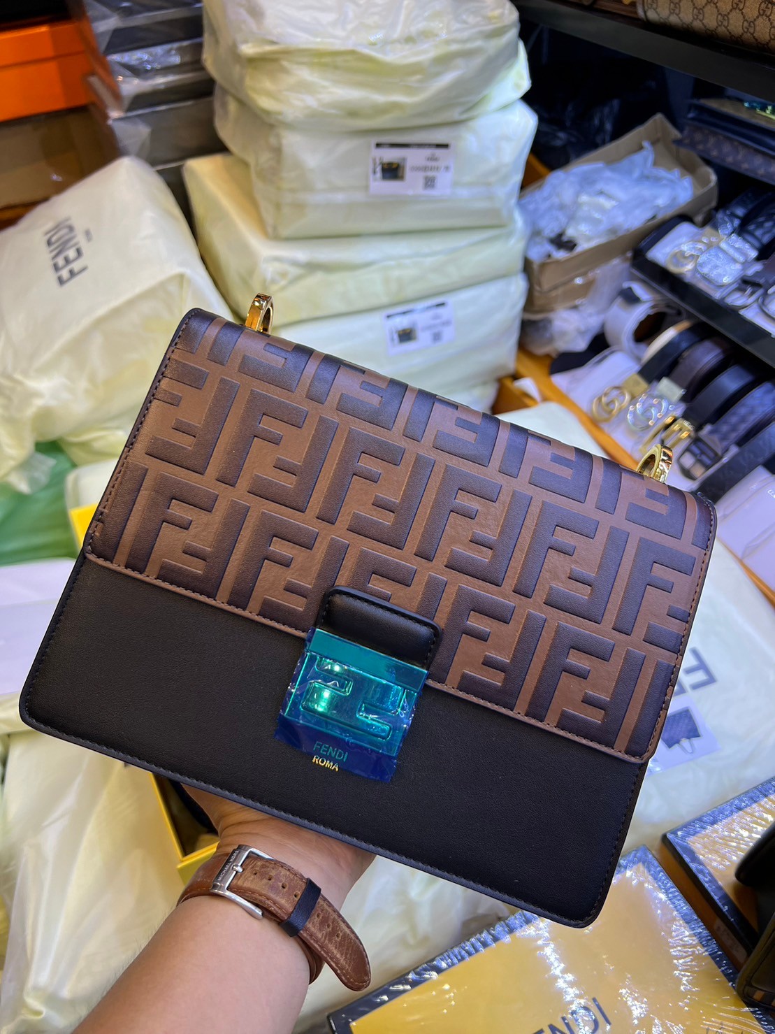 FENDI KAN leather bag เกรดออริจินอล ด้วยสีและลวดลายคลาสสิกตามแบบแบรนด์ เข้าได้กับสาวๆ ทุกสไตล์ บ่งบอกความเป็น FF ได้อย่างสมบูรณ์แบบ โทนสีแมตช์กับเสื้อผ้าได้ง่าย เสริมลุคสาวมั่นก็ลงตัว หรือเปลี่ยนมาติดสายสะพายยาวเพื่อสะพายคาดลำตัวก็ได้ความชิลและคล่องตัวไปอ