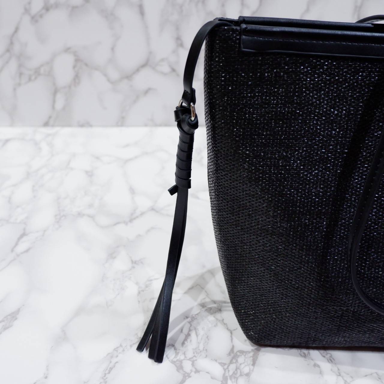 Charles & Keith Black Textured Tote Bag ฮอตฮิตตลอดกาลสำหรับรุ่นนี้ รุ่นยอดนิยม!! มากี่รอบกี่รอบก็ขายดี ใครไม่มีรุ่นนี้ติดตู้ไว้ถือว่าเชยมาก(!!) กระเป๋าสะพายทรง Shopping bag ใบใหญ่จุของได้ใจ น้ำหนักเบา โดดเด่นด้วย Textured วัสดุสานรอบใบ ตัดขอบหนัง สวยอยู่ท