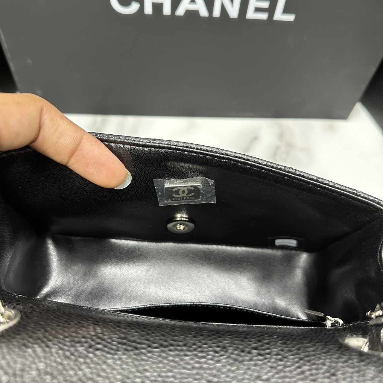 ORI หนังแท้ | CHANEL Classic 20cm shoulder bag กระเป๋าสะพายรุ่นยอดนิยม หรูหราระดับตำนาน สวยงามเหนือกาลเวลา