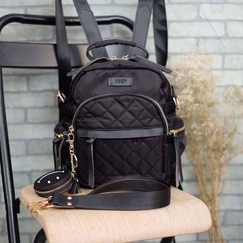 Keep Rouget Backpack กระเป๋าเป้ทรงน่ารักจากแบรนด์ ปรับสะพายได้หลายแบบ มาพร้อมพวงกุญแจ smile bag วัสดุจากผ้าไนล่อนเนื้อดี ตีลายตาราง น้ำหนักเบา ตัวกระเป๋ามีสายสั้น ให้เพิ่มอีก 1 สาย สำหรับสะพายไหล่ ขนาดกำลังดี ใส่กระเป๋าสตางค์ใบยาว, มือถือได้ทุกรุ่น มีช่อง