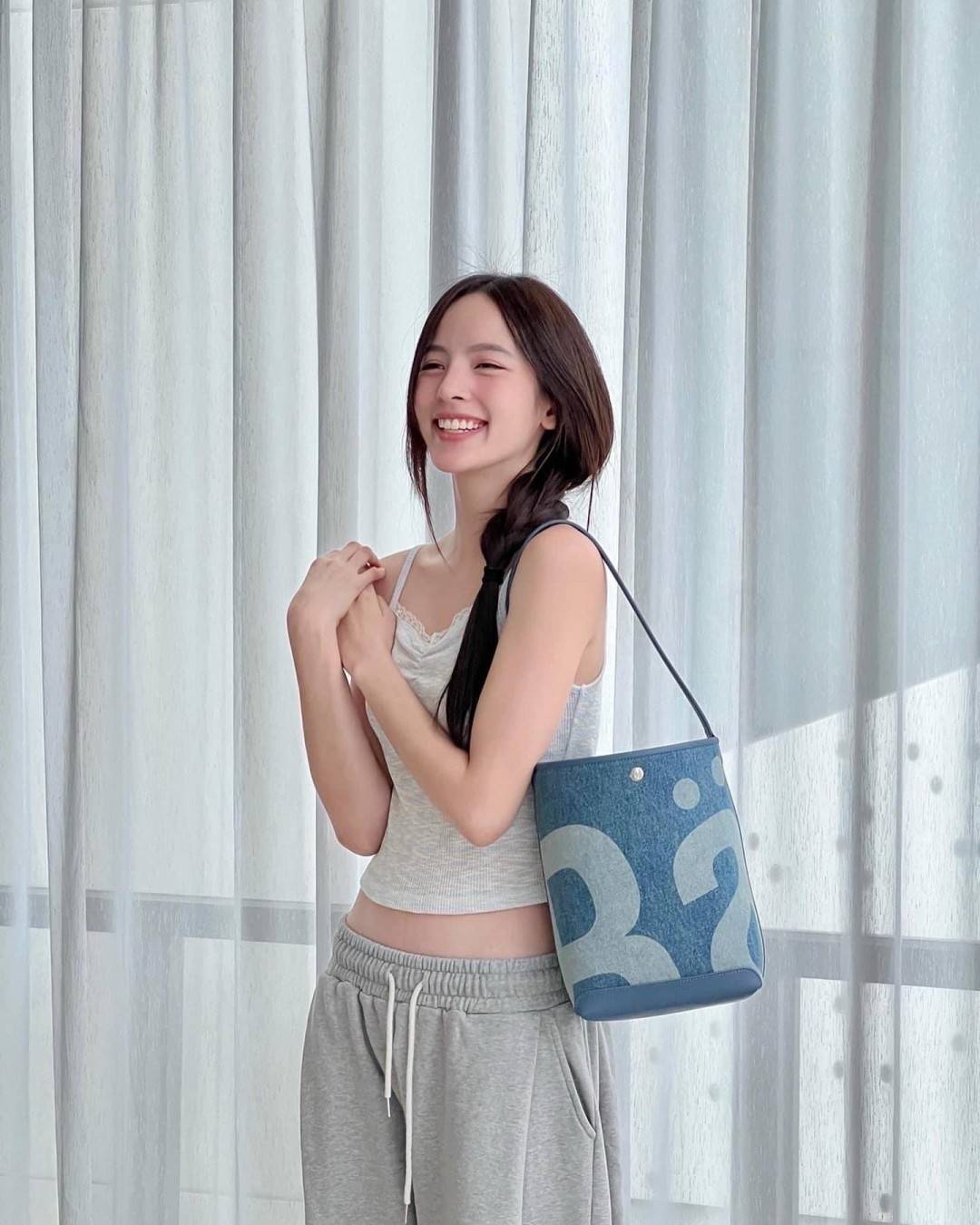 Rally movement the bag denim เป็นไอเท็มที่ฮอตสุดๆแห่งปีจริงๆ กับกระเป๋าทรงบัคเก็ต ที่ดีไซน์ออกมาคลาสสิคและใช้งานง่ายจริงๆ