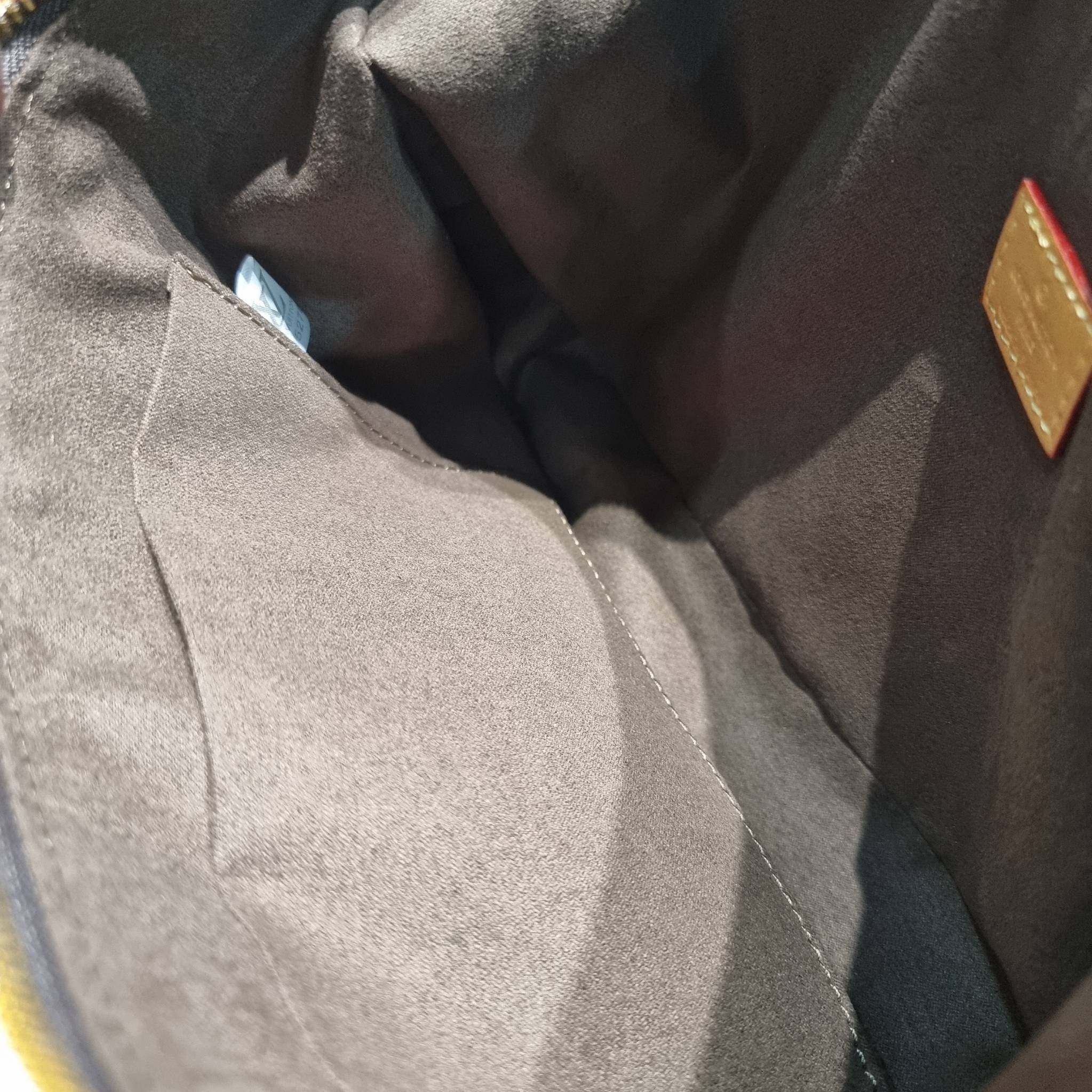 LV THAMES PM MONOGRAM BAG กระเป๋าสะพายไหล่รุ่นยอดฮิตทรงพอช ใบใหญ่กำลังดี สวยดีไซน์คลาสสิควินเทจ สายสะพายในตัวใช้งานได้คล่องตัว