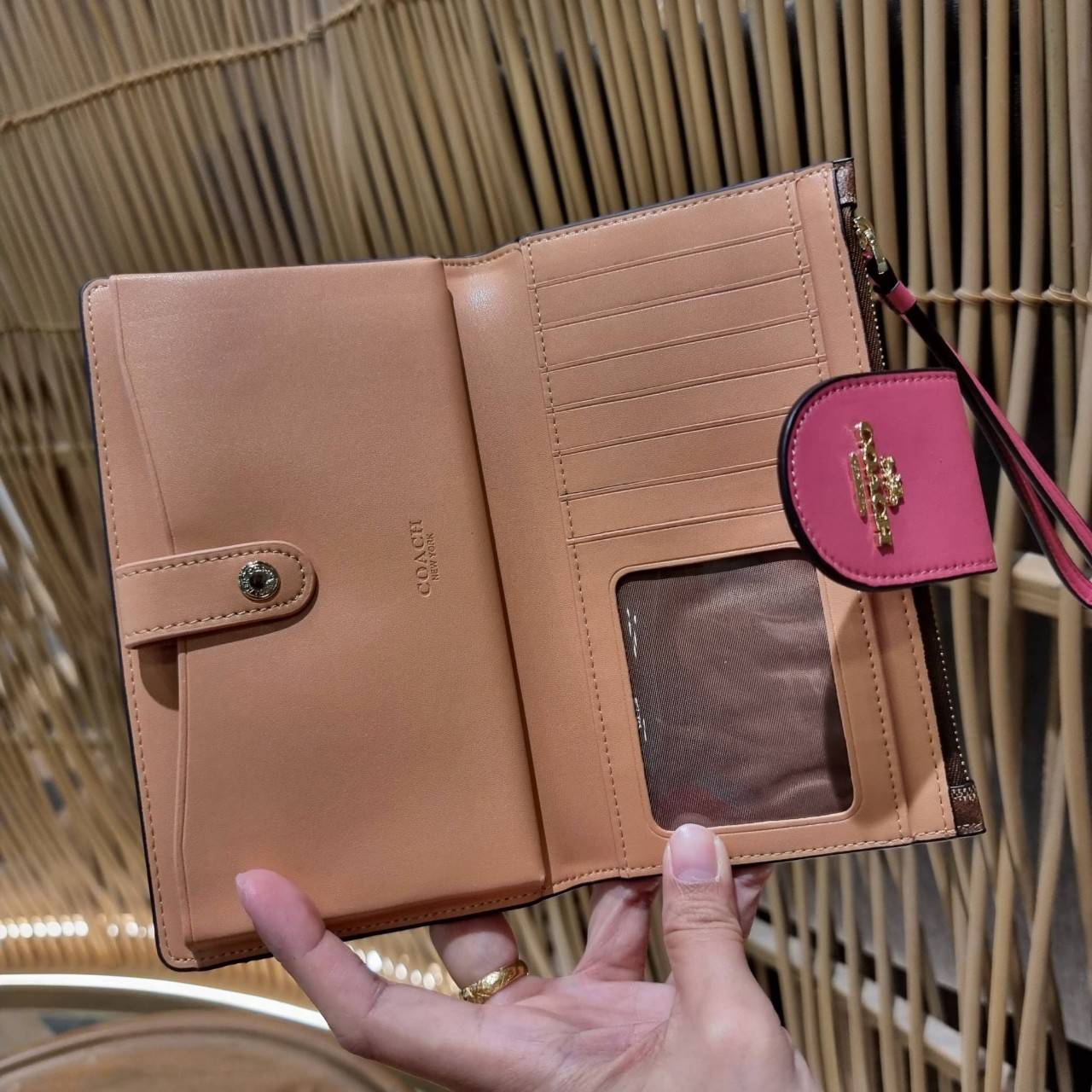 พร้อมส่ง 7 สี COACH C2874 TECH WALLET IN COLORBLOCK SIGNATURE CANVAS จัดให้สีใหม่ก่อนใคร!! ดีไซน์ใหม่ คอลเลคชั่นสวยหรู กระเป๋าสตางค์พร้อมสายคล้องมือ ง่ายต่อชีวิตมากจ้า!! มันดีอะไรเบอร์นี้ ใส่ได้ทั้งบัตร และโทรศัพท์ก็ใส่ได้ทุกรุ่น แถมยังมีช่องซิปแยกไปอีก ช