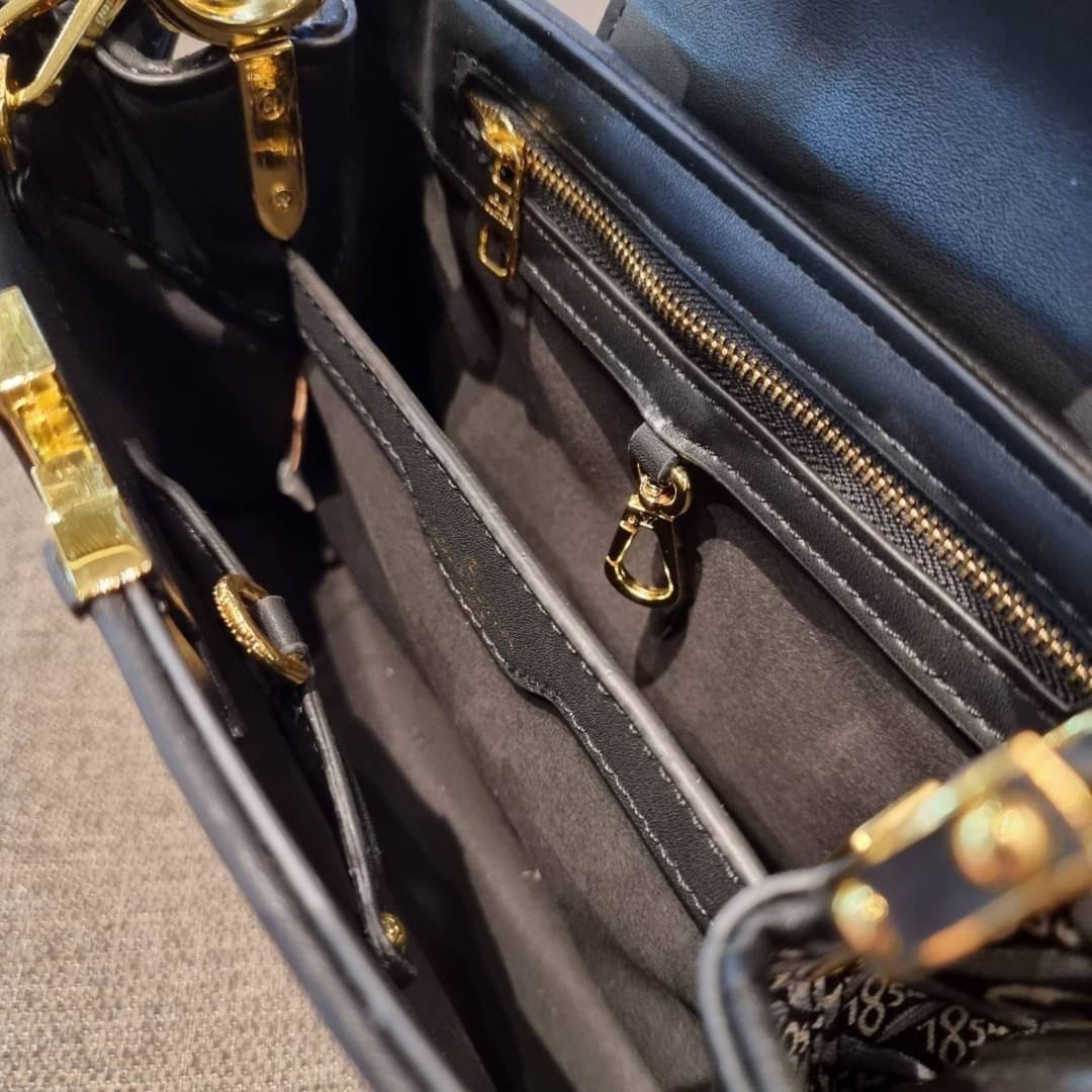 LV capucines top handle with vintager 1854 / LV SINCE 1854 CAPUCINES MM ที่สุดของความสวยในดีไซน์คลาสสิคย้อนยุค กระเป๋าถือสุดหรู มาพร้อมหูจับในตัว ด้วยรูปทรงวินเทจและวัสดุผ้าแคนวาสคละลายเต็มใบ สร้างดีเทลให้ไอเท็มนี้ได้ลุคผู้ดีไปอีก และยังมีลูกเล่นที่ฝาปิดก