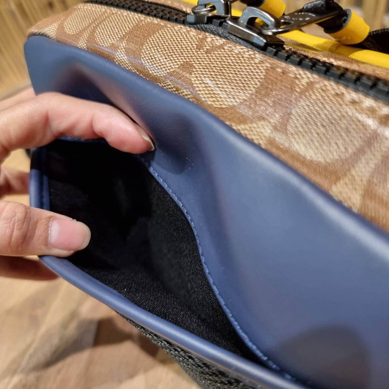 COACH EDGE CROSSBODY WITH CAMO PRINT ((2381, 2373)) ความเท่ never die!! กระเป๋าครอสบอดี้ทรงยอดฮิต ที่หนุ่มๆไม่ควรพลาด รูปทรงดีไซน์คลาสสิค ใช้งานง่าย วัสดุหนังแท้ตกแต่งตาข่ายพร้อมลายพริ้นท์ด้านหน้า สุดคูล!! ตัวกระเป๋ามีซิปหลัก และซิปด้านหน้า พร้อมช่องแยกด้