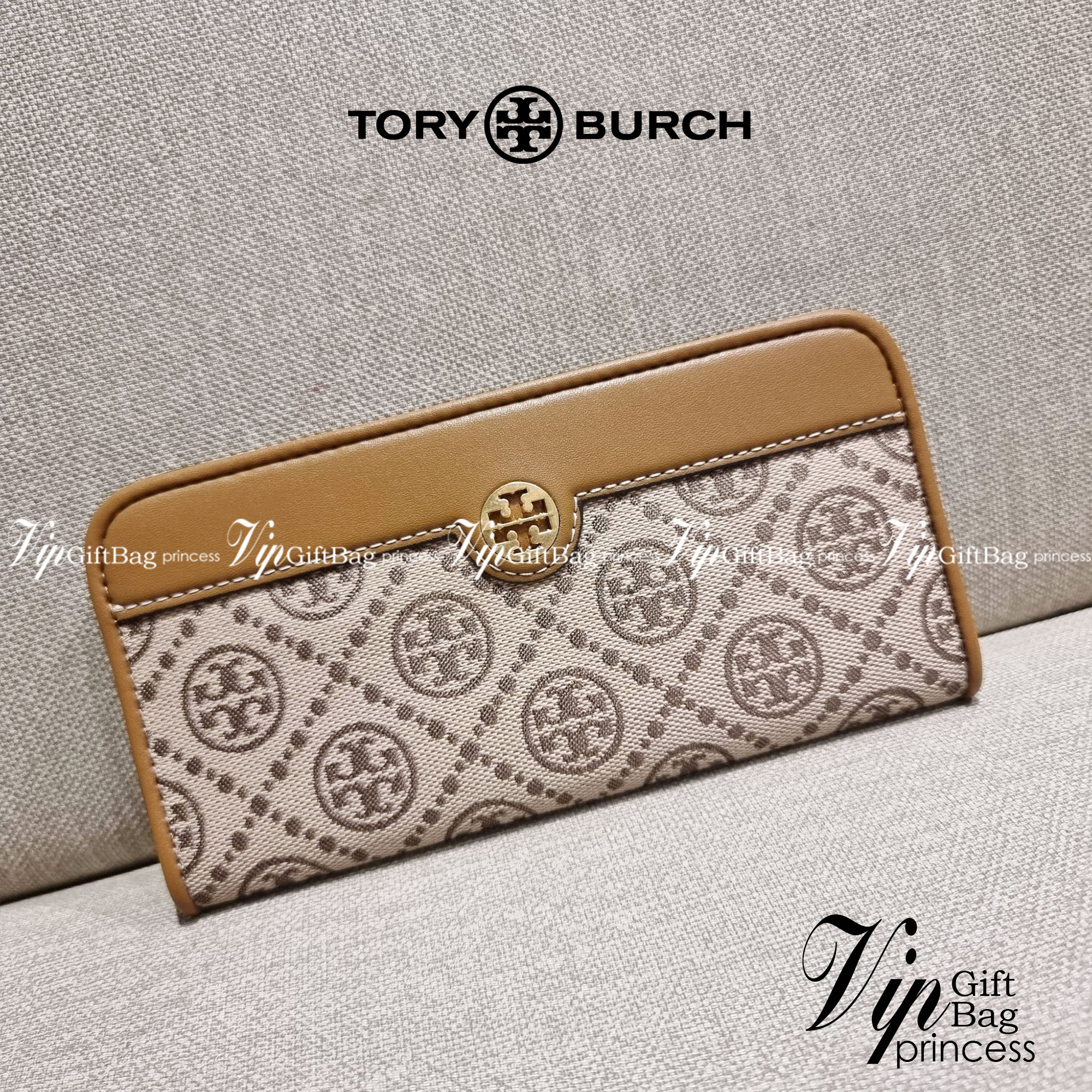 TORY BURCH T MONOGRAM JACQUARD SLIM WALLET ของดีมีให้ที่นี่แบบจัดเต็ม กระเป๋าสตางค์ใบยาว รุ่นสลิม สวยหรู ขนาดกำลังเหมาะมือ ถือแล้วขับผิว วัสดุผ้า jacquard ตัดสลับหนังแท้ ภายในสวยคมม้าก!! มีช่องใส่บัตรได้แบบเน้นๆ และช่องใส่ธนบัตรได้ ด้านหลังมีช่องซิปอีกหนึ