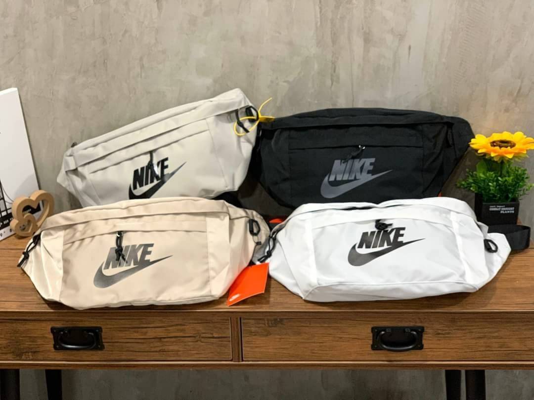 Nike Tech hip pack กระเป๋าคาดเอว Nike Tech รุ่นใหม่ชนช้อป!! ให้คุณหยิบใช้อุปกรณ์กีฬาและพกพาได้อย่างง่ายดาย พร้อมโดดเด่นด้วยกระเป๋าซิป 2 จุดสำหรับเก็บสิ่งของ และสายกระเป๋าแบบปรับได้เพื่อให้แนบกับลำตัว ใช้งานได้คล้องตัว ใส่ของได้จุสมใจเลยคร้า