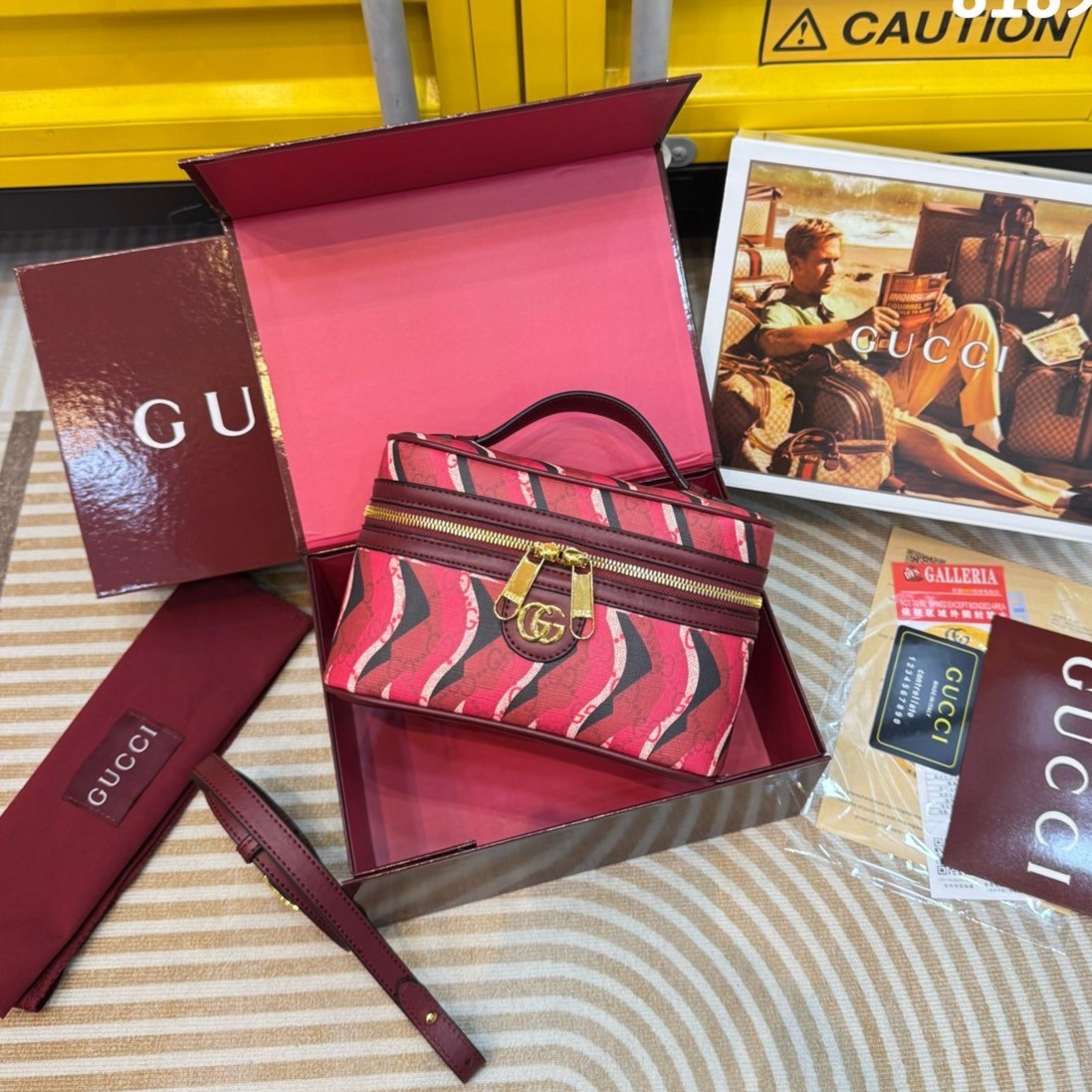 GUCCI Lunar New Year Printed super mini bag กระเป๋าสะพายทรงใหม่ สีแดงขับผิวรับทรัพย์ ลวดลายรูปงูในตำนานเสริมความงดงามสวยหรูโดดเด่นอย่างลงตัว