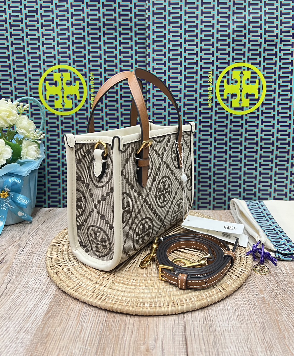 Tory Burch Mini T Monogram Square Tote / TORY BURCH Shopper Tote Bag 19cm ใบเล็ก กระเป๋าทรงโท้ท รุ่นใหม่ Square Tote ตกแต่งขอบด้วยหนังหรู มาพร้อมช่องเก็บของที่จุของได้มากมาย และสายจับกระเป๋าที่สามารถสะพายขึ้นไหล่ เหมาะสำหรับการใช้งานหลากหลายรูปแบบ รังสรรค