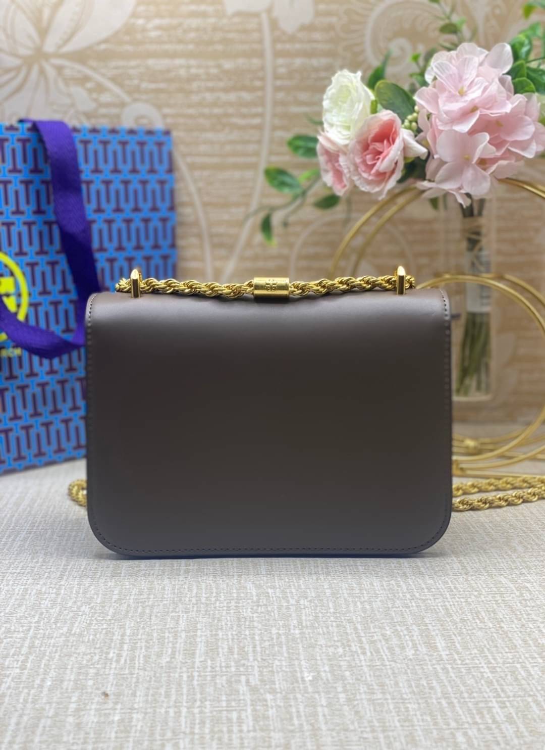 Tory Burch Eleanor Medium Convertible Shoulder Bag / Tory Burch 75003 ฮอตไอเท็ม รุ่นนี้ขายดีขายหมด สวยหรู คุณหนู ผู้ดี!! หายากมากแล้วน้า กระเป๋าสะพายข้าง ดีไซน์อยู่ทรง ขนาดกำลังสะดวกใช้สำหรับสาว เปิด-ปิดด้วยแถบแม่เหล็ก ภายในแบ่งสัดส่วนได้เป็นอย่างดี