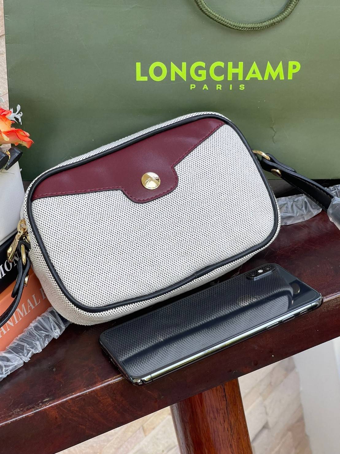 Longchamp Roseau Canvas Crossbody Bag ขนาดที่มีความกะทัดรัดมากกว่าและเหมาะกับสรีระของผู้หญิง ทำให้เคลื่อนไหวได้สะดวก สำหรับใครที่ต้องการกระเป๋าแบบใช้งานได้แบบคล่องตัว Longchamp รุ่นนี้สามารถตอบโจทย์ได้ดี ด้วยขนาดและน้ำหนักที่เบามีขนาดกะทัดรัดลงตัว เพิ่มเต