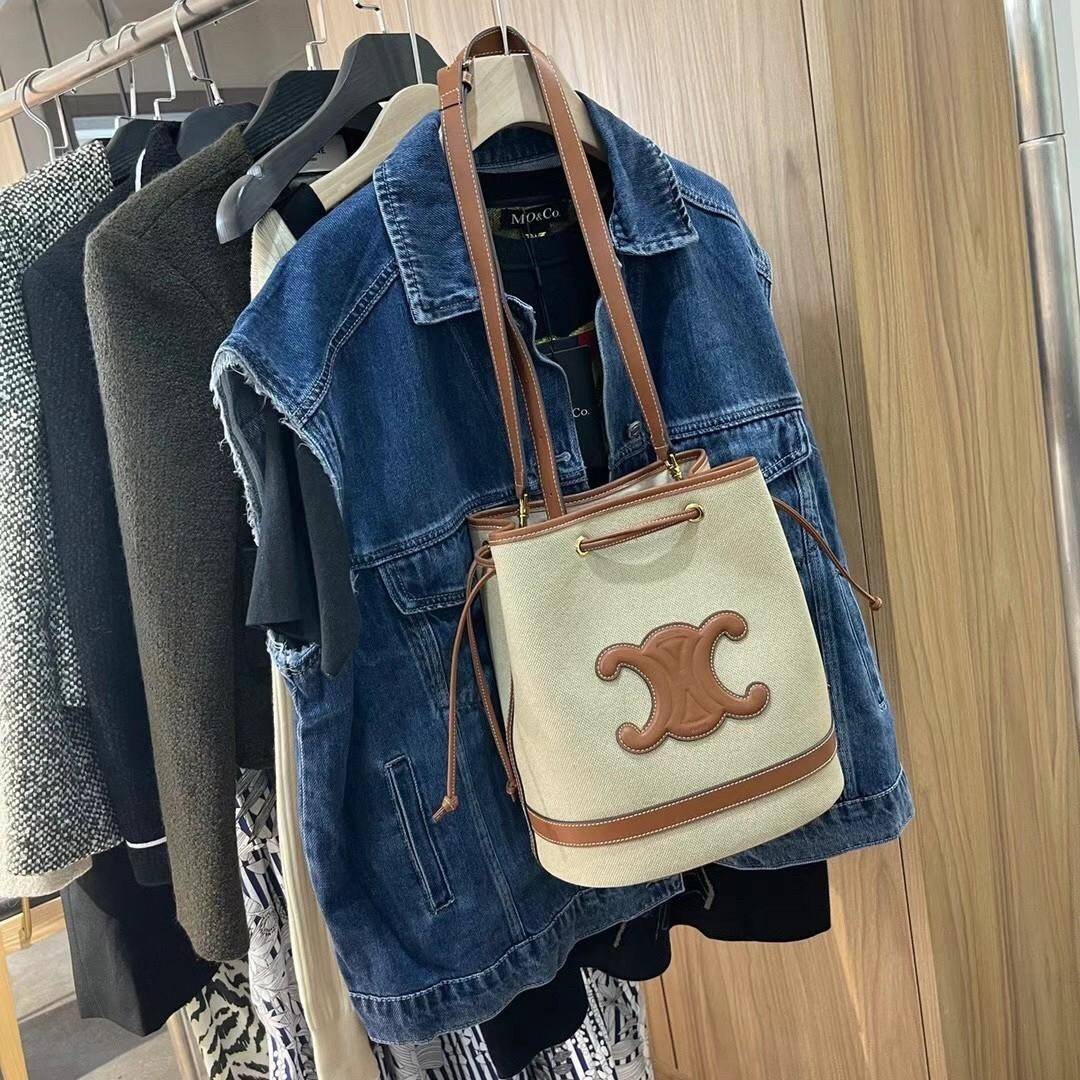 Celine Vip Gift Bag กระเป๋าถือหรือสะพายไหล่ วัสดุ Canvas สวยหรูอยู่ทรง อะไหล่ทอง ติดโลโก้แบรนด์ด้านหน้า หรูหรา มีสายยาว ถอดสายได้ ปรับระดับได้ น้ำหนักเบา มาพร้อมถุงผ้าแบรนด์ ไม่ควรพลาด ใบจริงสวยมากก คุณค่าที่คุณคู่ควรค่า