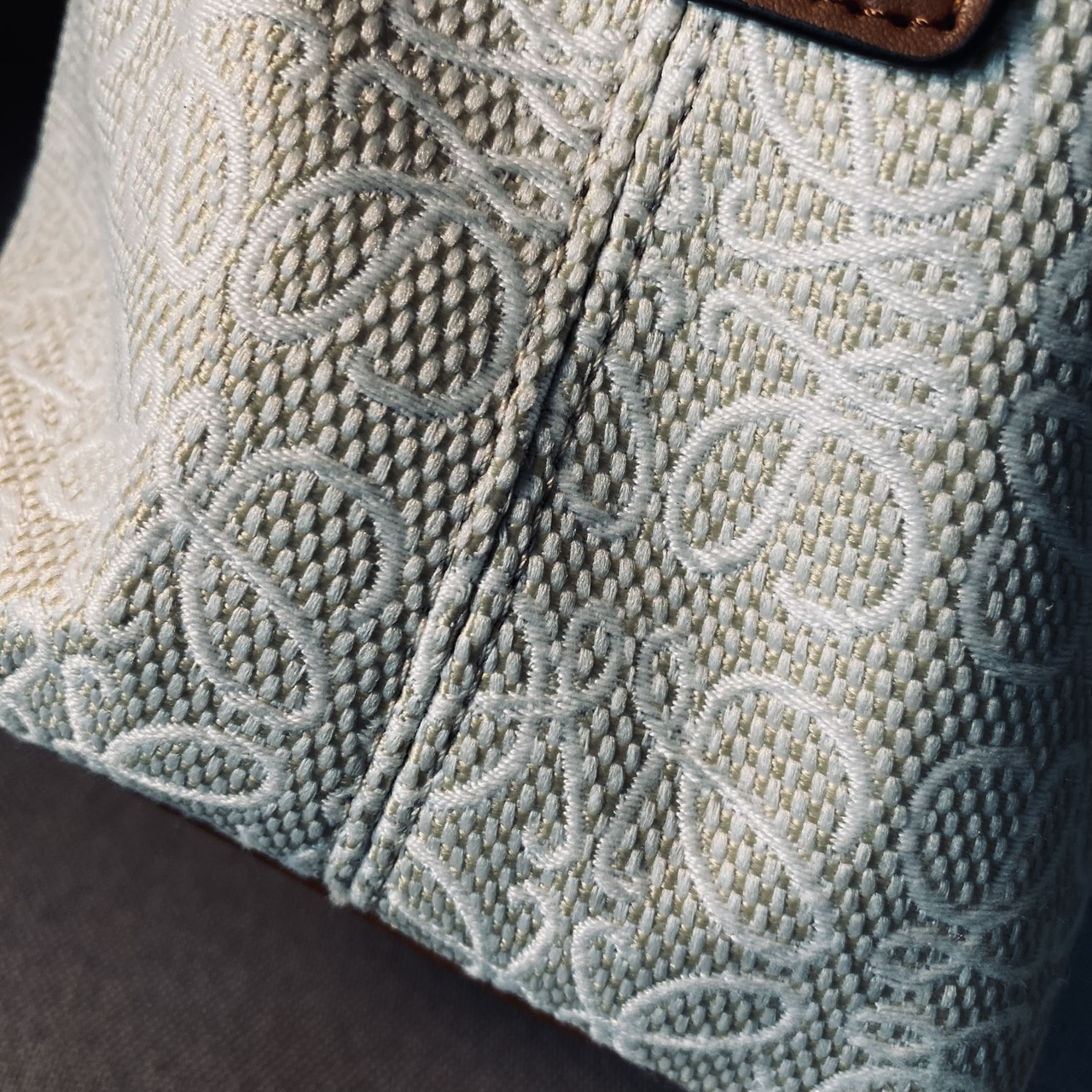 LOEWE Cubi Small Logo Canvas Top Handle Bag กระเป๋าทรงสวยดีไซน์ยอดฮิตประจำปีเลย! ปักโลโก้แบรนด์บนผ้าทั้งใบเป็นเอกลักษณ์ หูจับปรับได้ สวยหรูวินเทจ