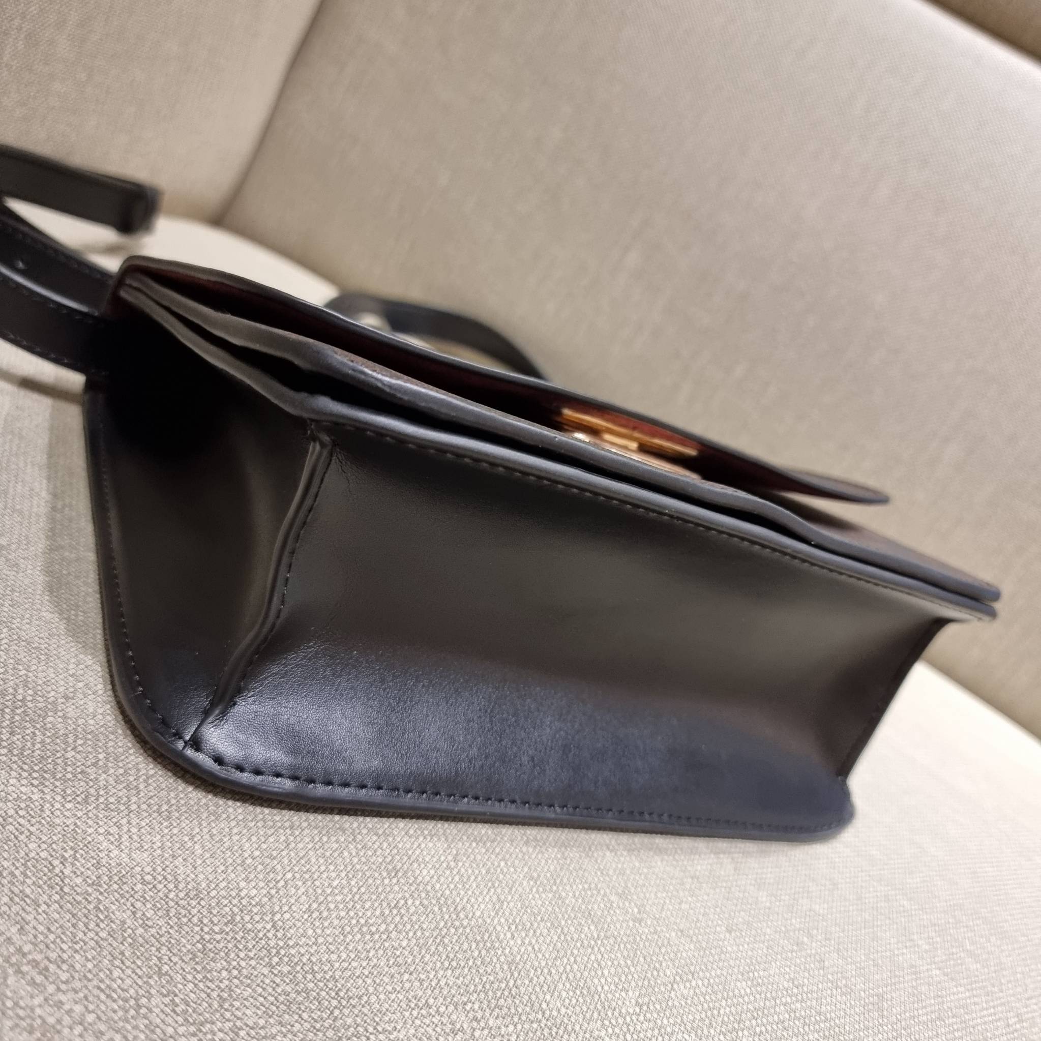 COACH C5633 BRYNN FLAP CROSSBODY IN SIGNATURE CANVAS แซ่บที่สุด ใหม่ที่สุด!! คอลเลคชั่นใหม่!! มองยังไงก็หลงรักละสายตาไม่ไหว กระเป๋าสะพายข้างลุคไฮน์ ที่ดีไซน์ออกมาได้ปัง และดูแพงมากๆ ด้วยดีเทลคลาสสิค รูปทรงใช้งานง่าย เรียบๆแต่มีดีเทล วัสดุหนังแคนวาสสลับหนั