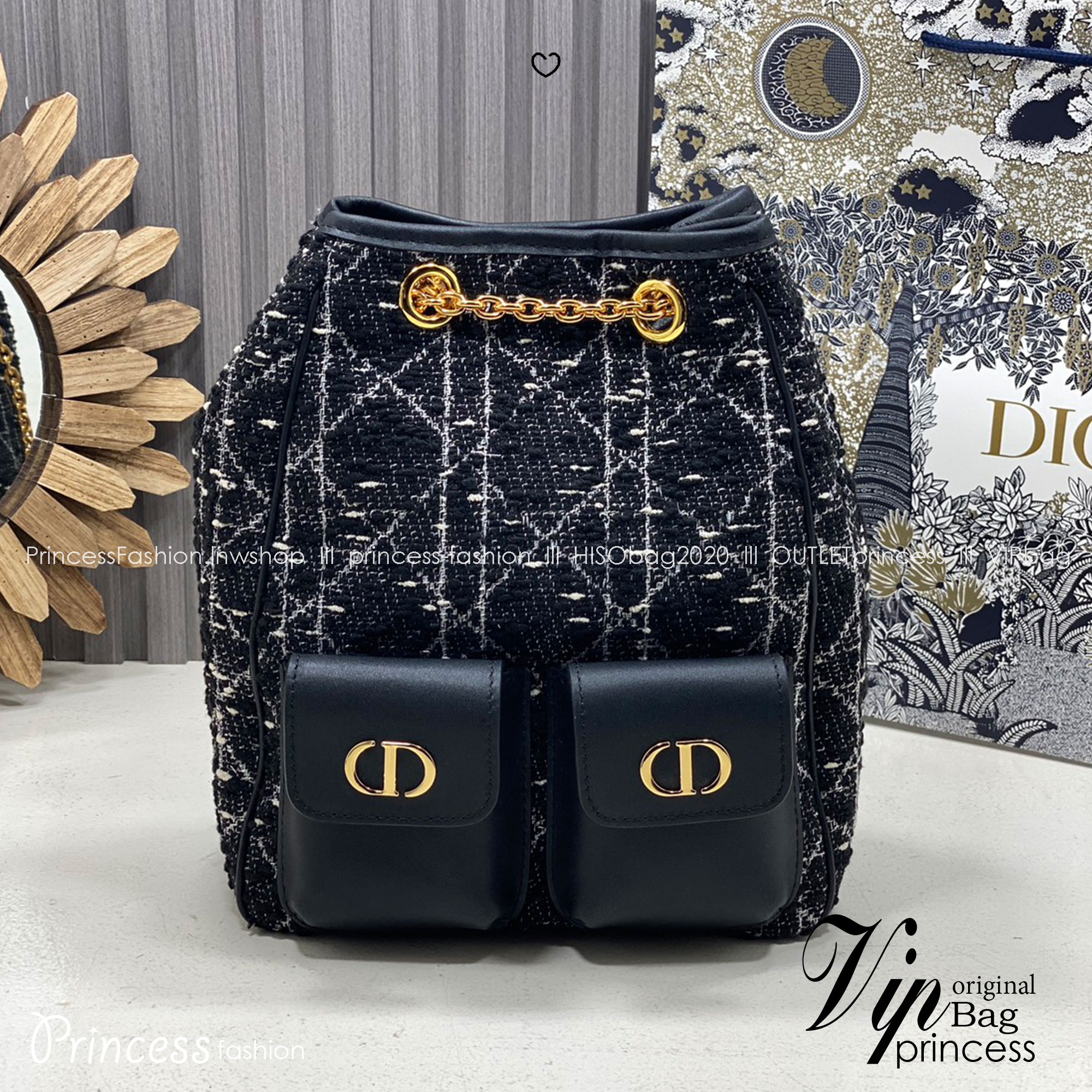 ORI หนังแท้ | Dior Caro Multicarry Bucket Backpack กระเป๋าเป้สะพายหลัง คอลใหม่ล่าสุด โดดเด่นด้วยผ้าทอทวีตโทนสีดำ พร้อมกระเป๋าเล็กคู่หน้า เปี่ยมไปด้วยสไตล์และความหรูหราตกแต่งด้วยโลโก้ CD โลหะสีทอง