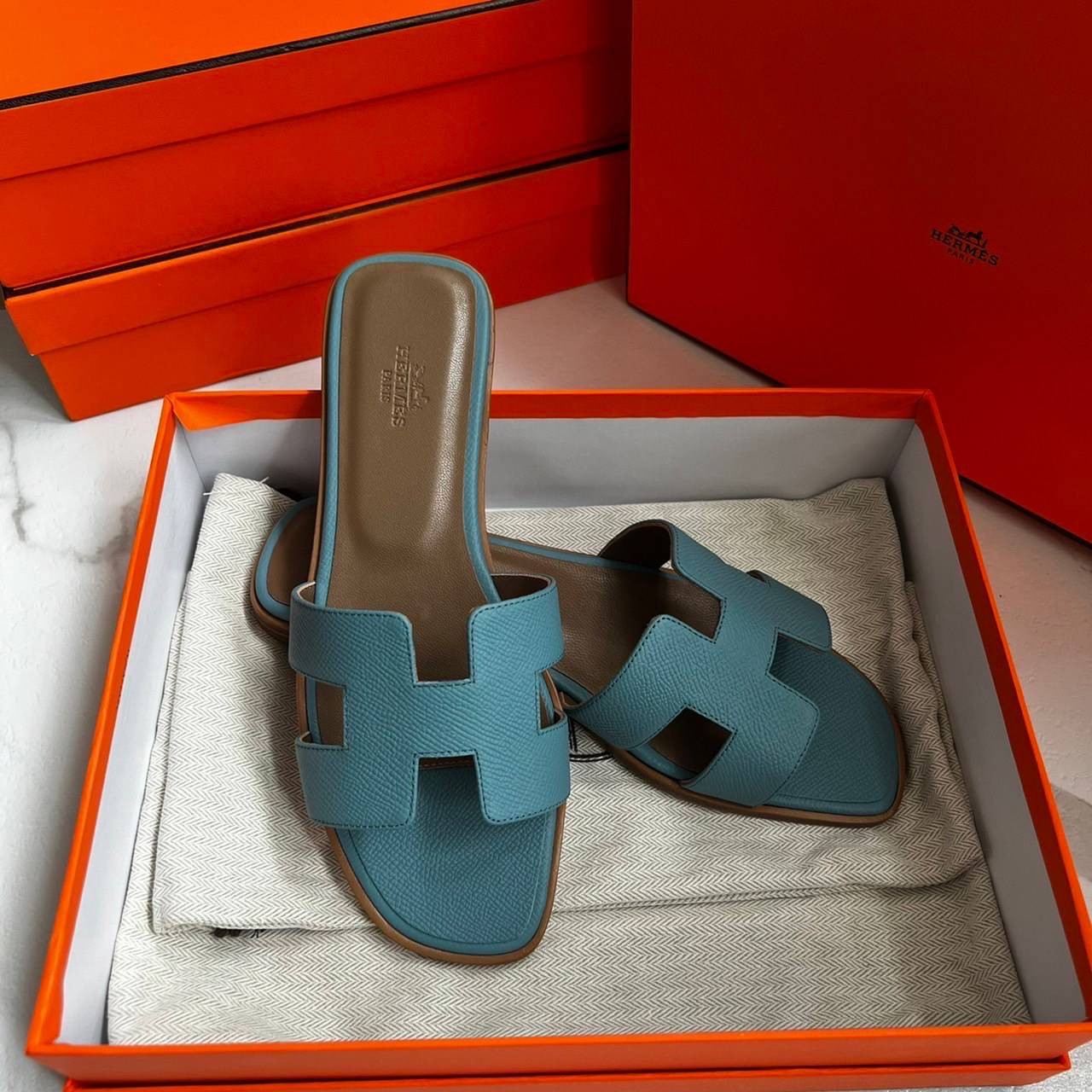 หนังแท้ Hermes sandal Epsom leather รองเท้าแตะงานสั่งตัตใช้สลับแท้ เกรดออริจินอล 1:1 เกรดเหมือนสุด มี series code ทุกคู่ งานตัดเย็บปราณีตละเอียด ใส่สบาย ไม่ลื่น ใช้ทนนาน เกรดนี้คุ้มมาก ไม่ผิดหวังค่ะ ภาพสินค้าถ่ายจากงานขายจริง ใช้งานต่างประเทศได้