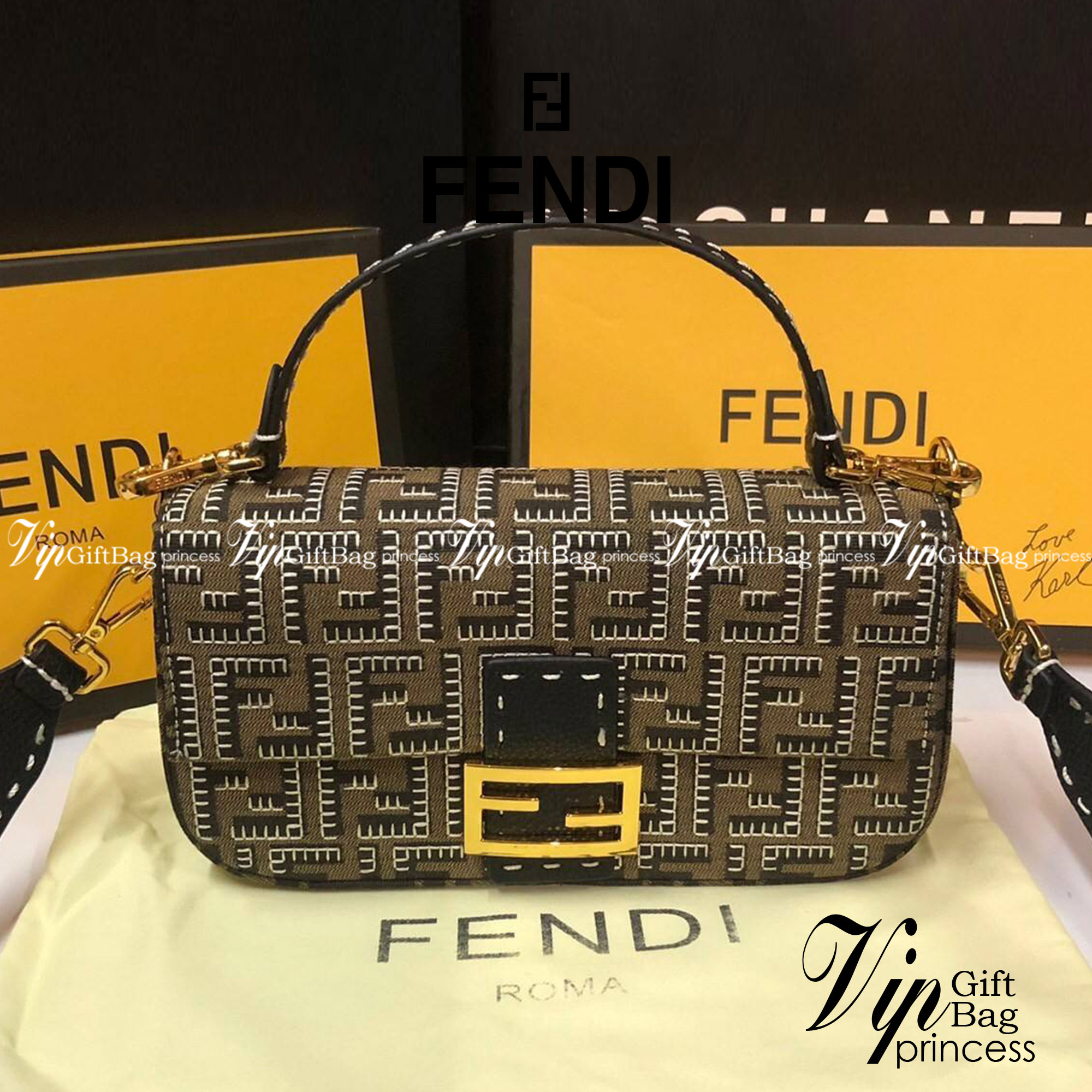 หนังแท้ Fendi Embroidered FF fabric bag กระเป๋าบาแกตต์ขนาดกลางอันเป็นเอกลักษณ์ ผลิตจากผ้าแจ็คการ์ดพร้อมลวดลาย FF สีน้ำตาลอันเป็นเอกลักษณ์ ตกแต่งด้วยงานปักสีตัดกัน ตกแต่งด้วยตัวล็อค FF โดดเด่นด้วยฝาปิดด้านหน้า ตัวล็อคแบบแม่เหล็ก ขอบหนัง