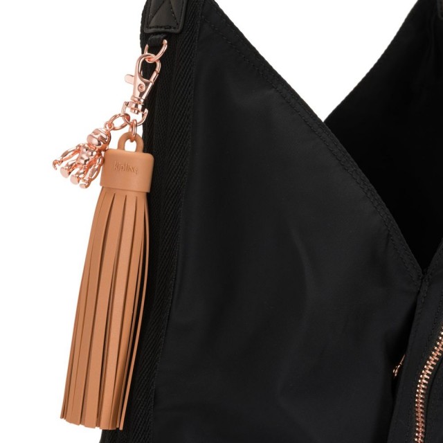 KIPLING ISMAY Medium Tote Bag with Side Pockets คอลเลคชั่นใหม่ล่าสุดจาก Paka Premium กระเป๋าถือหรือคล้องบ่าขนาดกลาง วัสดุ Polyester100% อะไหล่สีRose goldทั้งหมดรวมถึงเจ้าพวงกุญแจmonkeyและพู่หนังrubber เพิ่มความหรูหรา