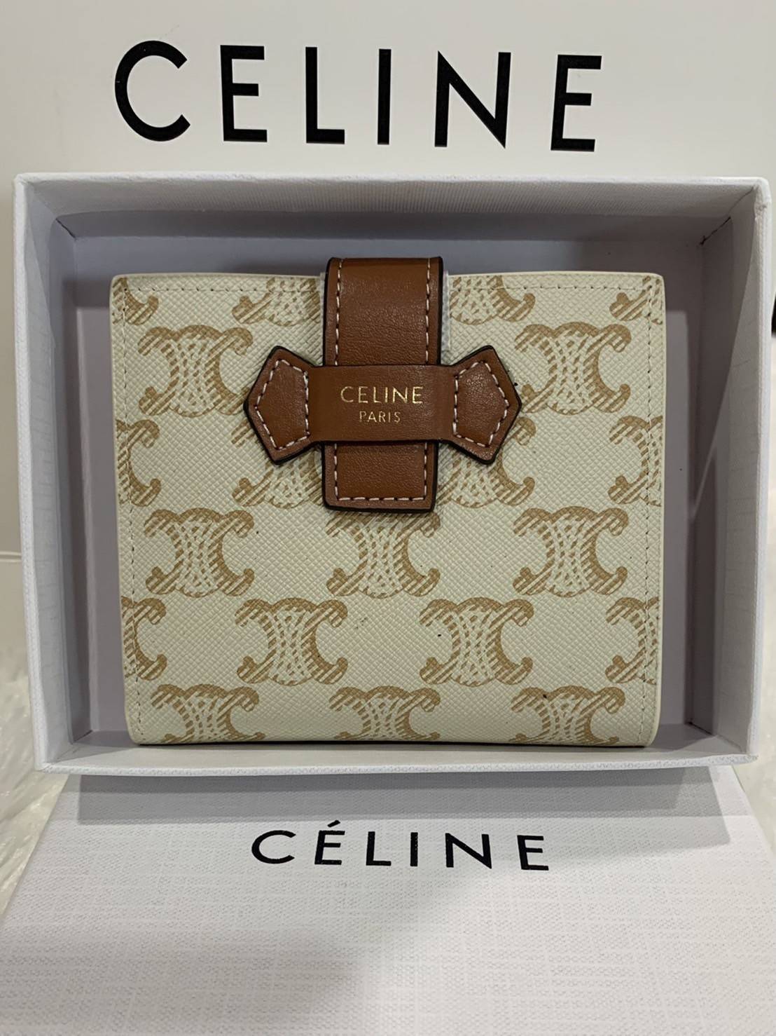 CELINE SHORT WALLET VIP GIFT WITH PURCHASE (GWP) พรีเมี่ยมกิ๊ฟ Limited จาก CELINE HAUTE PARFUME DUTYFREE COUNTER วัสดุ Triomphe Canvas หนังสวยอยู่ทรง ประดับโลโก้แบรนด์ที่ด้านหน้า ขนาดกำลังดี จับถนัดมือ เปิด-ปิดฝาพับกระดุม ภายในมีช่องแบ่งหลายช่อง มีช่องใส่