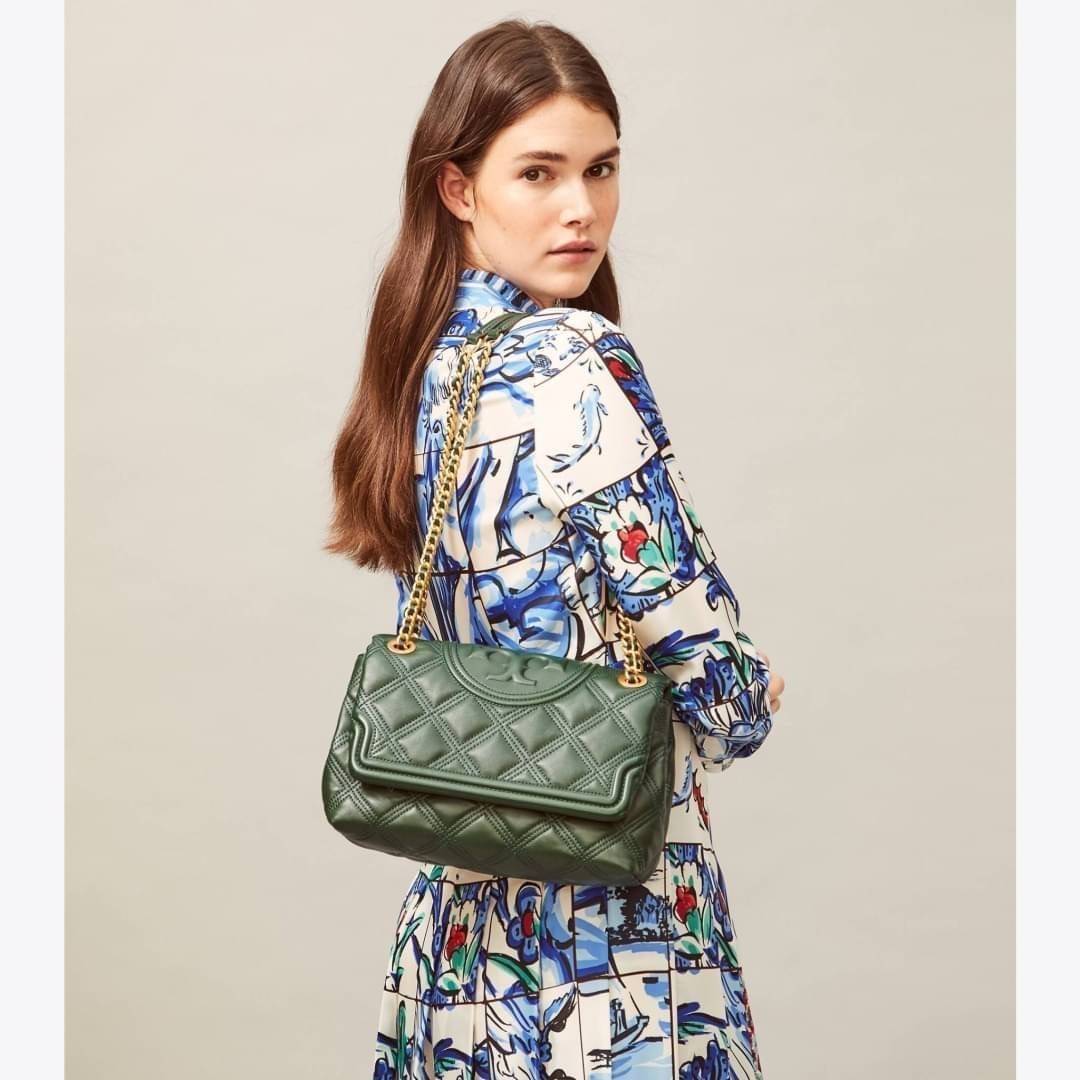 TORY BURCH FLEMING SOFT CONVERTIBLE SHOULDER BAG รุ่นหายากที่สาวๆตามหา มาพร้อมเสิร์ฟความสวยถึงบ้านไปเลยจ้า รอบนี้คัดสีสวยๆมาให้ได้ช้อปกันอย่างจุใจไปเลย กระเป๋าสะพายไหล่ หนังแท้นิ่มเต็มใบ สวยหรูดูแพง เปิด-ปิดด้วยตัวกดล็อคแน่นหนา สายสะพายในตัวปรับใช้ได้ 2 แ