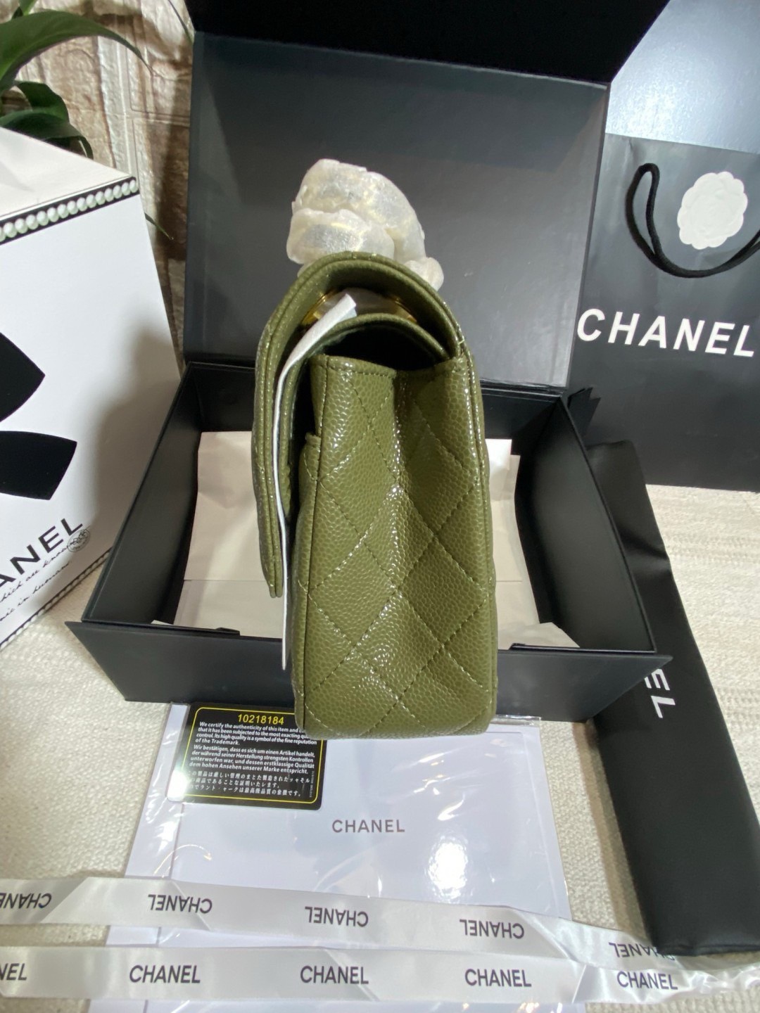 CHANEL Classic Medium Flap Bag กระเป๋าสะพายคลาสสิกรุ่นยอดนิยมตลอดกาล ดีไซน์เรียบหรูหราขับผิว งานหนังแท้สวยมาก มีอะไหล่เงินและทอง สุดยอดเดอะเบสท์ไอเท็ม