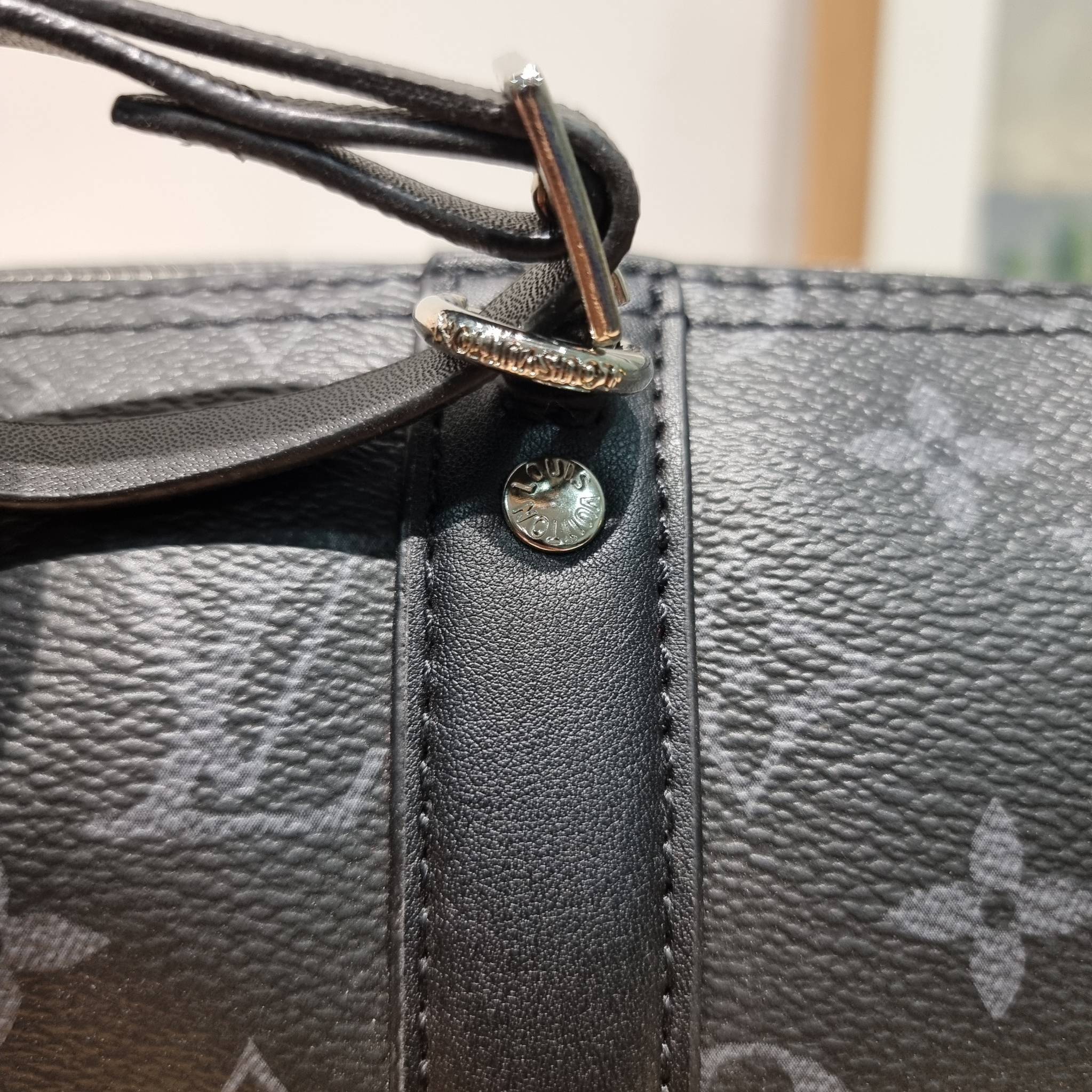 LV CITY KEEPALL Monogram Eclipse Bag กระเป๋าสะพายทรงหมอนสุดคลาสสิค ด้วยดีเทลความเป็นเอกลักษณ์ เรียบหรูด้วยความโดดเด่นจากลวดลายโมโนแกรม ขนาดกำลังดี