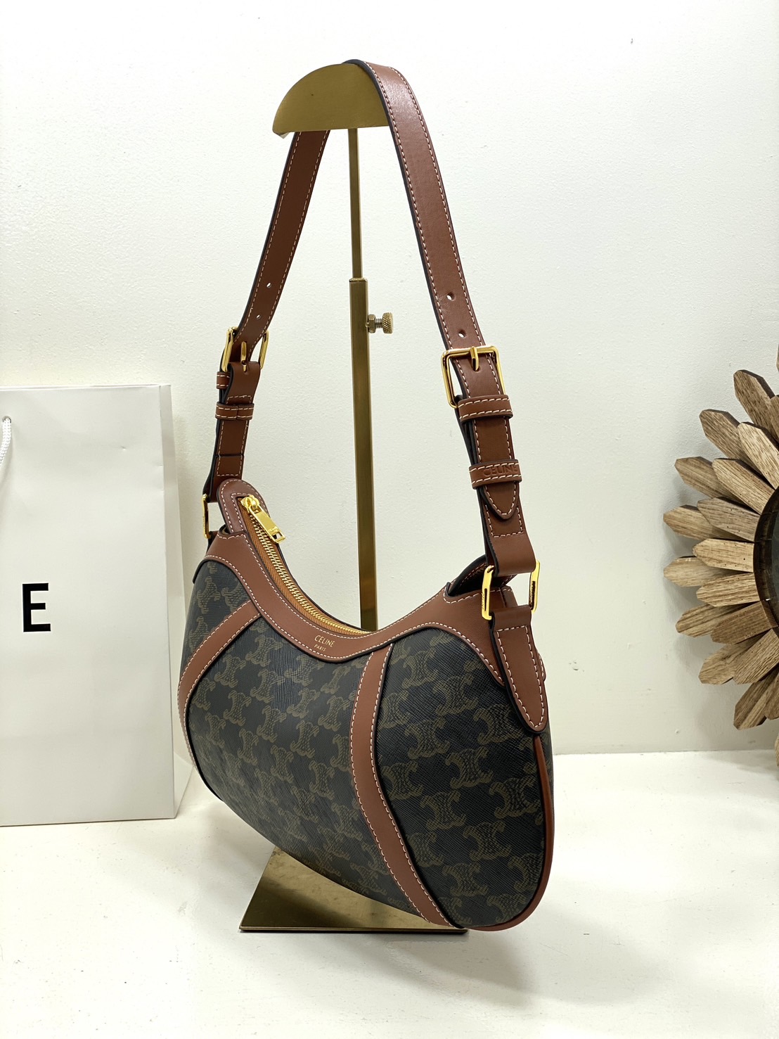 CELINE STRIPED HOBO in TRIOMPHE กระเป๋าสะพายทรงโฮโบ รูปทรงสวยคลาสสิค ใหม่ล่าสุดก่อนใคร ใช้งานได้ง่าย ทุกลุค ทุกสไตล์ งานแคนวาสแท้พิมพ์ลายคมชัด สะพายไหล่แล้วดูหรูหรา