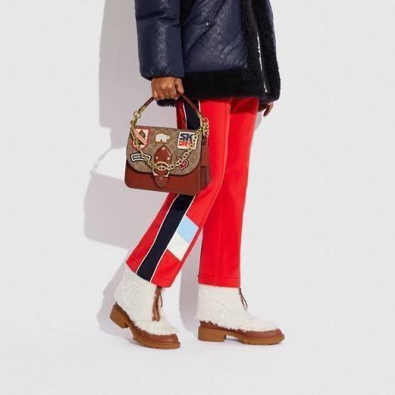 OUTLET 】COACH BEAT SHOULDER BAG IN SIGNATURE CANVAS WITH PATCHES (C6837) ไหวมั้ยเนี้ย!! สวยฟาดอีกแล้วนะยูวว 🤩🌺คอลเลคชั่นใหม่สุดปัง อลังเวอร์!//กระเป๋าถือ สะพายไหล่ลาย SIGNATURE ตกแต่งความเก๋ด้วยแผ่นแปะลวดลายที่มีเฉพาะจาก COACH คอลเลคชั่นนี