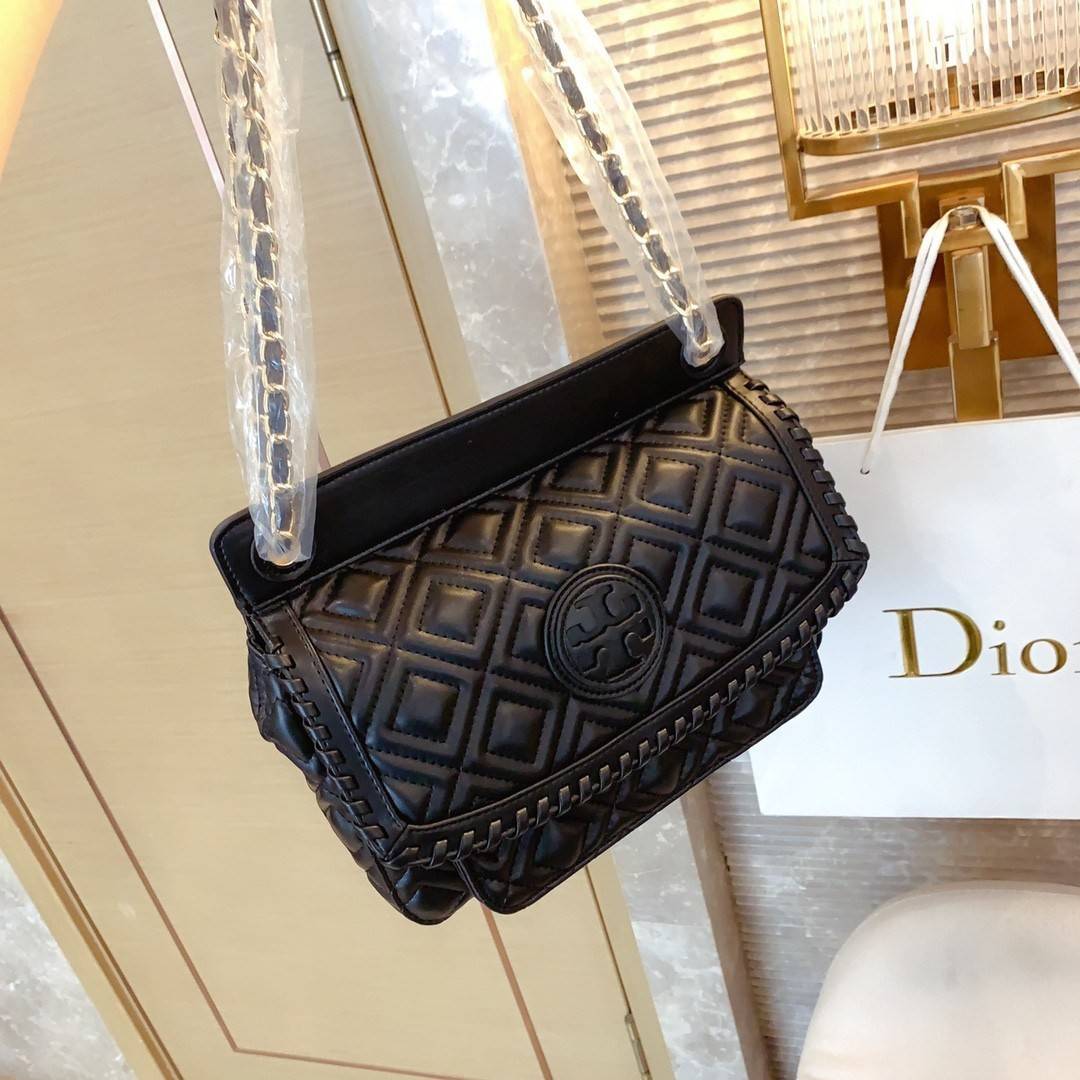 TORY BURCH MARION SADDLE BAG สวยหรูมาก กระเป๋าทรง CROSSBODY *หนังแท้ทั้งใบ ตกแต่งลายฉลุ อะไหล่ทอง