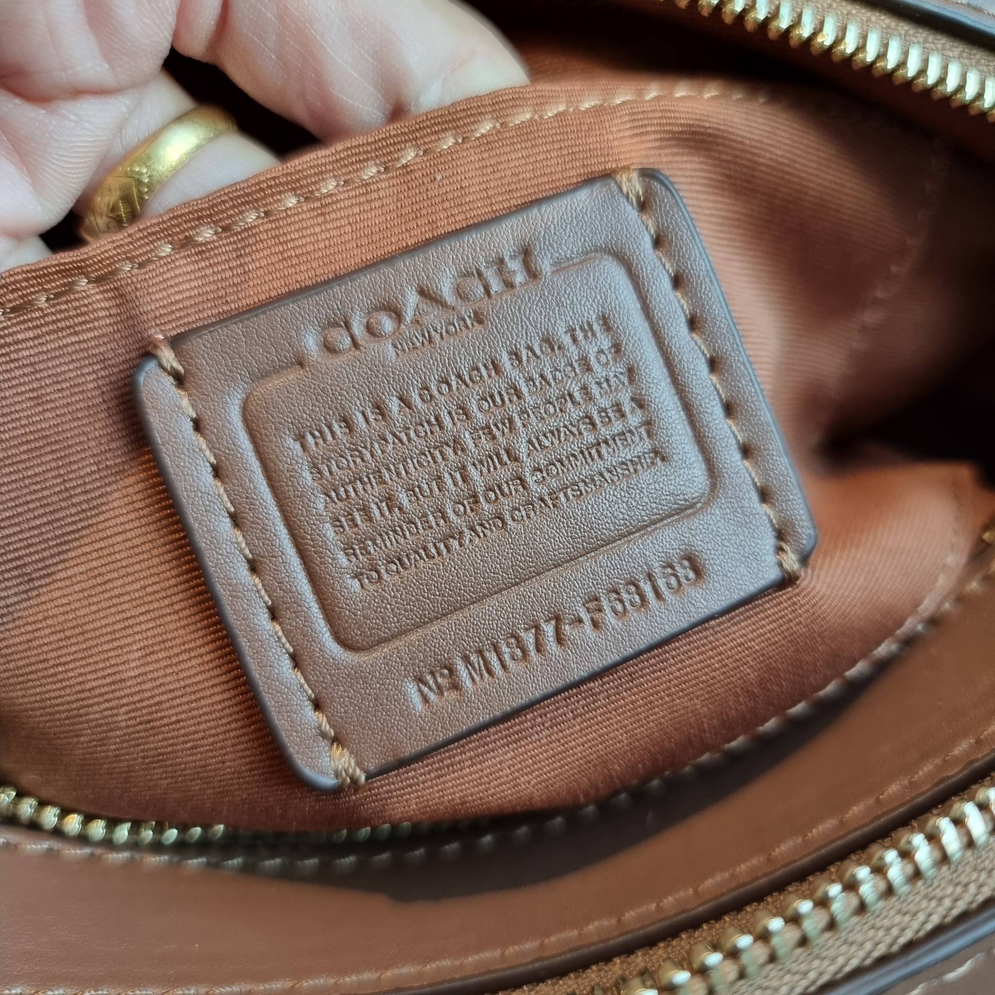 OUTLET 】COACH F68168 JES CROSSBODY IN SIGNATURE CANVAS รุ่นยอดฮิต!! กระเป๋าสะพายข้าง รุ่น 2 ซิป ใบใหญ่จุใจ สีคลาสสิคขายดี!! วัสดุหนังแคนวาสเคลือบลาย เปิด-ปิดด้วยซิป 2 ช่องหลัก ใช้งานง่าย ทรงสวยมากๆรุ่นนี้ มาพร้อมสายสะพาย crossbody ปรับได้ตามตัว ภายในใส่ขอ