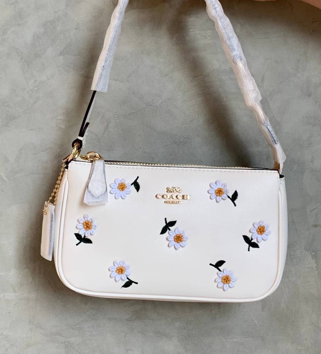 สวยจริงๆจ้าา🌸 COACH NOLITA DAISY BAG ((3356)) พร้อมส่งทันทีค่ะ! กระเป๋าหิ้ว//คล้องไหล่ หนังแท้เรียบสวย 🌸จุดเด่นด้านหน้าปักดอก Daisy แบบ3D นูนขึ้นมาสวยงามสะดุดดตามากๆค่ะ