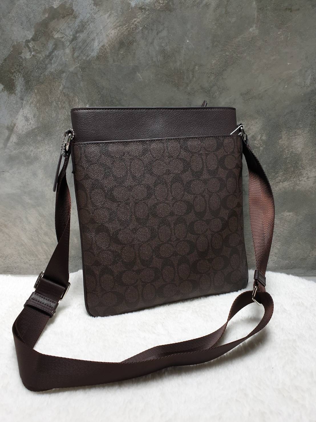 Coach crossbody bag กระเป๋าสะพายข้าง crossbody สำหรับคุณผู้ชาย วัสดุหนังลาย signatire brand แบรนด์ ด้านหน้ามี 2 ช่องซิป ด้านหลังมีช่องใส่ ภายในแบ่งเป็น 2 ช่อง ใส่ wallet ยาว มีช่อง ใส่ tablet พร้อมกระดุมล็อค ใบนี้ใส่ของได้จุ เป็นสัดส่วย สายสะพายยาวปรับระด