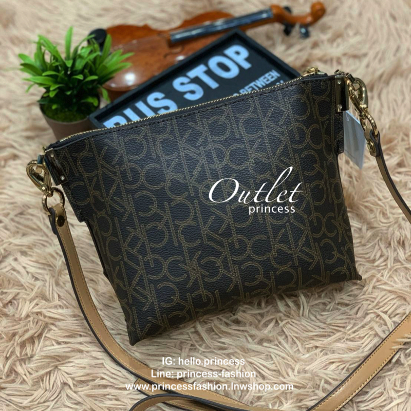 Calvin Klein Mini Crossbody กระเป๋าทรงครอสบอดี้ ขนาดกลางกำลังดี มีฐานกว้างตั้งอยู่ทรง เปิดใช้งานด้วยซิปเดียว สายสะพายปรับสั้นยาวได้ ดีเทลที่มีsignatureรอบใบ ครึ่งล่างฐานเป็นหนังเรียบ ติดโลโก้แบรนด์ด้วยโลหะ รูปทรงสะพายได้อย่างคล่องตัวแบบสไตล์เก๋ๆเลยคร้า!!