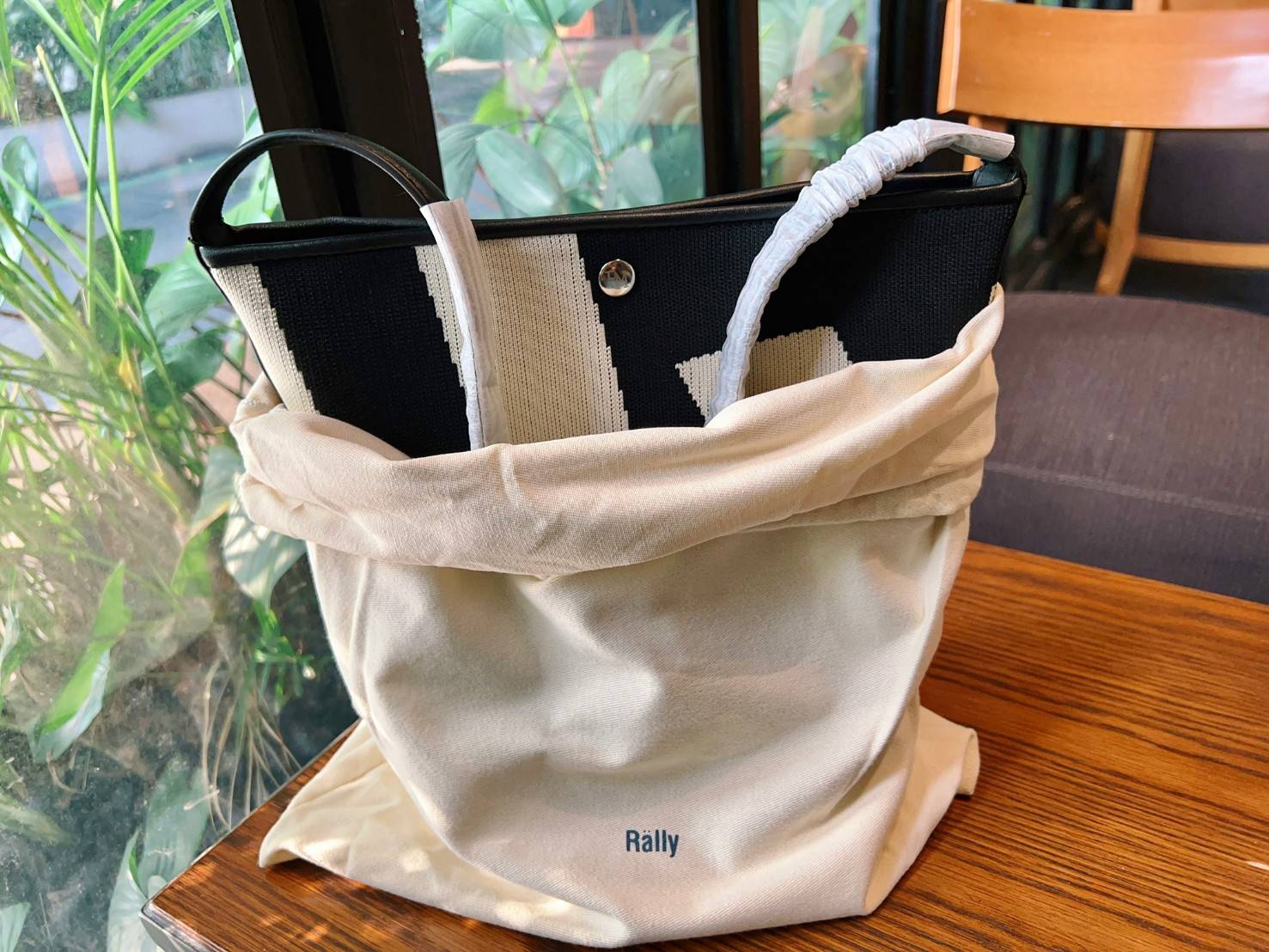 Rally movement the bag Knit Black เป็นไอเท็มที่ฮอตสุดๆแห่งปีจริงๆ กับกระเป๋าทรงบัคเก็ต น้ำหนักเบาๆ ฮอทติดลมบน จุของได้แบบหนำใจ ทอลายโลโก้ด้วยเทคนิค Sturdy Stretch Knit