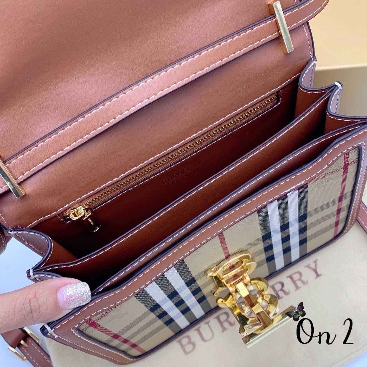 VIP 】กลับมาตามคำเรียกร้อง! ห้ามพลาด! Rare items! BURBERRY FRAGRANCES LEATHER CROSSBODY BAG วัสดุ Canvas & Leather ลาย Vintage คอลเลคชั่นใหม่ทรงเหลี่ยมสวยหรูดูดี เปิดปิดด้วยฝาปิดสัญลักษณ์รูปTB ภายในมีช่องแบ่งเป็นสัดส่วนสามารถใส่มือถือ iphone เงิน ของจ