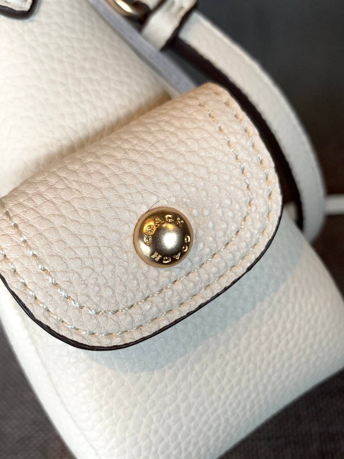 น้องออกใหม่ล่าสุดสวย หักใจไม่ลงเลยค่าา😘 COACH PENNIE SHOULDER BAG ((C7222)) พร้อมส่ง สีใหม่ล่าสุด ยังไม่มีในช๊อปไทยค่าา กระเป๋าหิ้ว//สะพายข้างได้ สุดคุ้ม! หนังแท้ชั้นดี ลายหนังสวย นิ่มมือดีมากๆค่ะ ปากกระเป๋าแบบซิปมีหนังห้อยเพิ่มความเก๋ ภายในกระเป๋