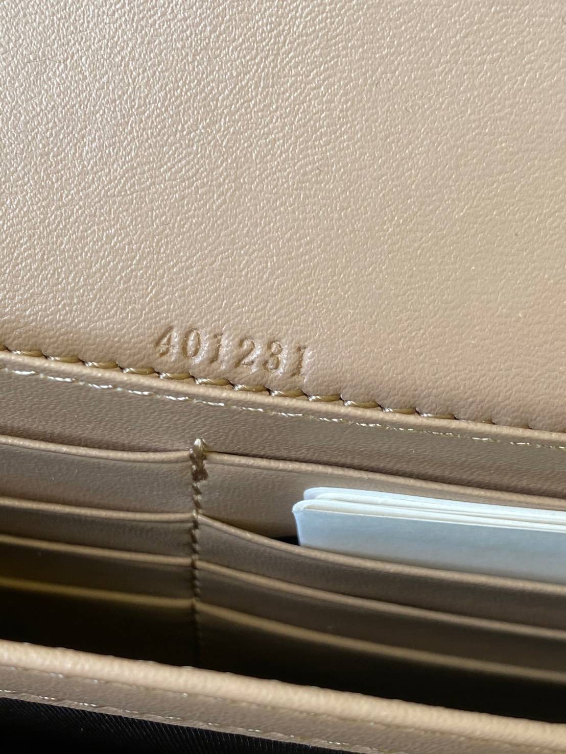 หนังแท้ GUCCI GG Supreme chain wallet / GG Supreme Mini Wallet Beige/ebony GG Supreme canvas พร้อมส่งที่ไทย กระเป๋าสตางค์ GG Supreme พร้อมสายโซ่พร้อมปิดเดือยหัวเสือ งานหนังแท้ทั้งใบ พร้อมส่งที่ไทย ภาพสินค้าถ่ายจากงานขายจริง ใช้งานต่างประเทศได้