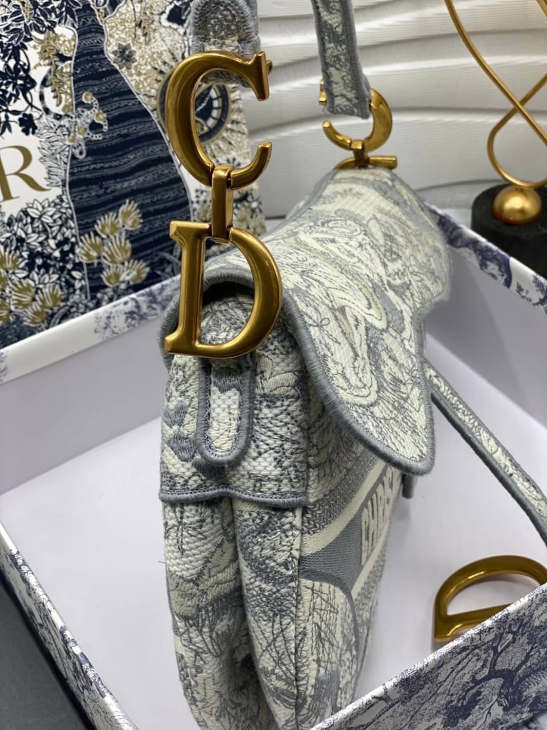 หนังแท้ DIOR SADDLE BAG Toile de Jouy Embroidery กระเป๋ารุ่นยอดนิยมตามแบบฉบับแบรนด์ พร้อมส่งที่ไทย เกรดออริจินอลหนังแท้ ภาพสินค้าถ่ายจากงานขายจริง ใช้งานต่างประเทศได้ค่ะ