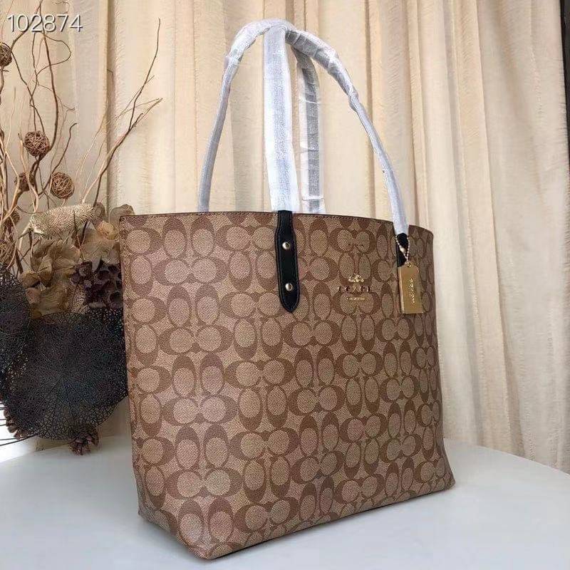 รุ่นยอดนิยม COACH TOWNTOTE IN SIGNATURE CANVAS F76636 กลับใช้ได้ทั้งสองด้าน ใบขนาดใหญ่จุใจ ใส่ของได้เยอะมากกก เป็นรุ่นที่สวยตลอดกาล ควรมีติดตู้ไว้เลยค่าา