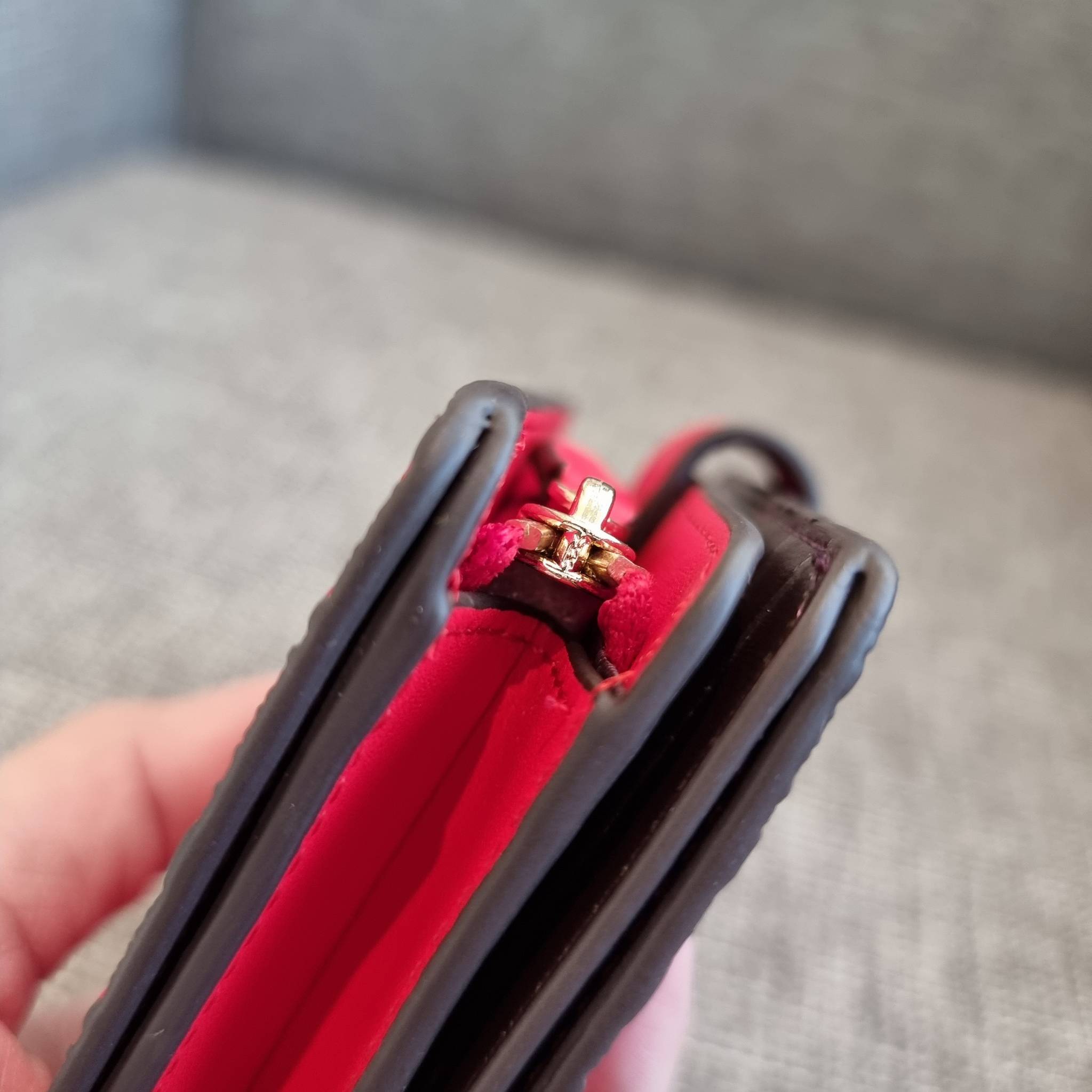 OUTLET 】COACH F25937 MEDIUM CORNER ZIP WALLET กระเป๋าสตางค์ใบกลาง 🔥 รุ่นหนังแก้วสุดฮอต!! สวยหรู ขนาดกำลังเหมาะมือ ดูดีดูแพงทุกสี มีช่องใส่บัตรและธนบัตรครบ และมีช่องแยกสำหรับใส่เหรียญ มาให้ครบเซ็ท พร้อมเสิร์ฟความสวยให้ถึงบ้านไปเลยจ้า