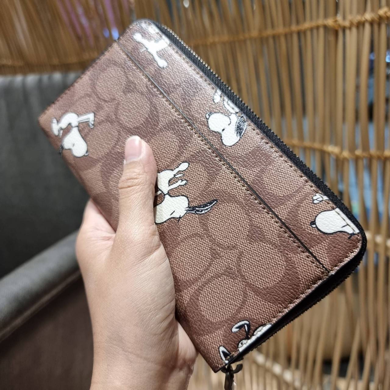 COACH C4327 COACH x PEANUT ACCORDION ZIP WALLET IN SIGNATURE CANVAS WITH SNOOPY PRINT คอลเลคชั่นใหม่ กระเป๋าสตางค์ใบยาว ลายสนูปพี น่ารักน่าใช้ สีคลาสสิค ใช้ได้ตลอดกาลไม่มีตกเทรนด์ วัสดุหนังแคนวาสเคลือบลาย ภายในใส่บัตรได้เยอะ มีช่องซิปแยก ใส่โทรศัพท์ได้ พก