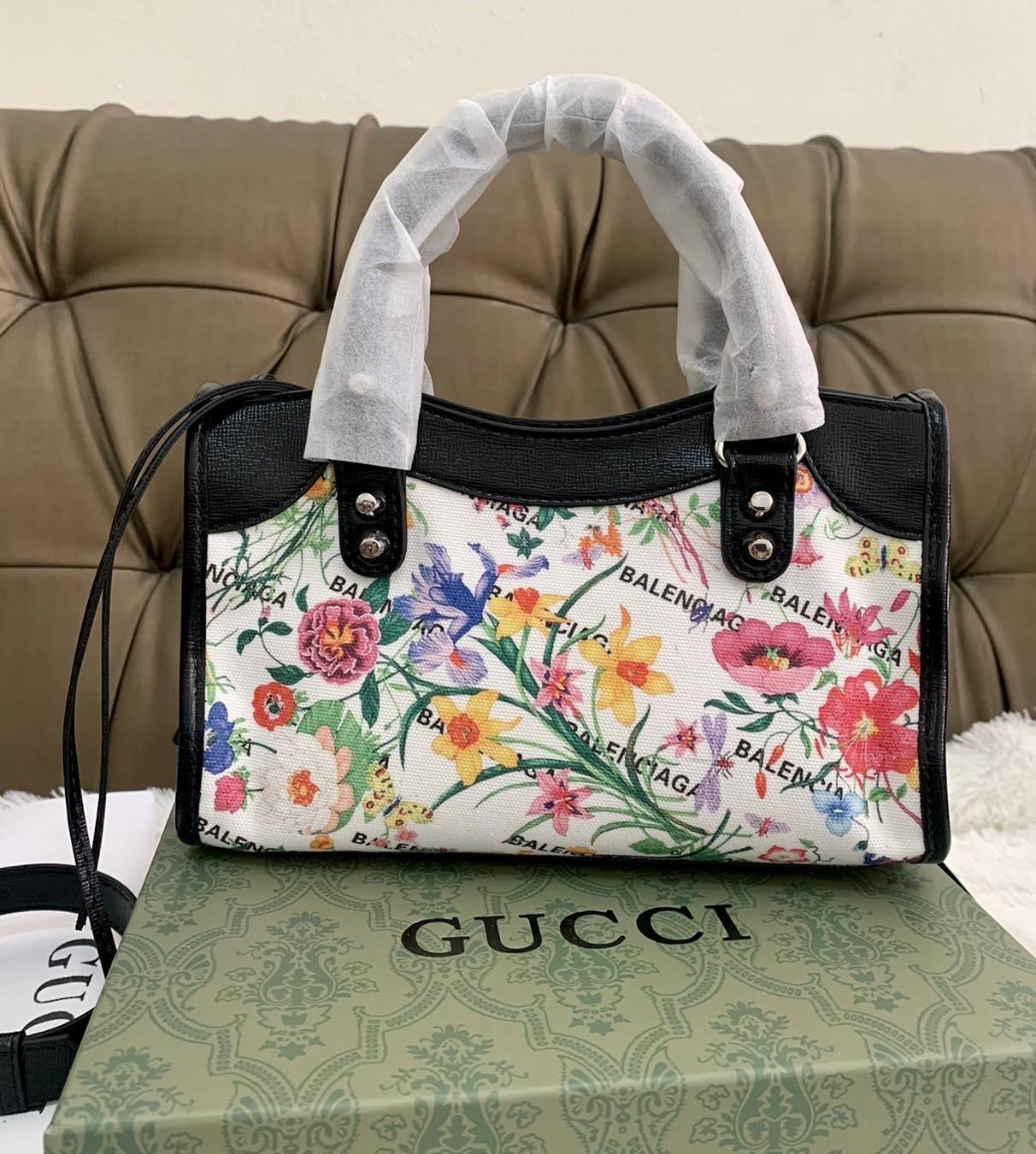 VIP 🥂 Gucci x Balenciaga The Hacker Project Mini Neo Bag คอลเลคชั่นร้อนๆ พร้อมเสิร์ฟ ที่่มีการผสมผสานระหว่างGucci & Balenciaga เข้าไว้ด้วยกัน ดีไซน์ล้ำสมัย วัสดุCanvas เย็บขอบด้วยหนังcalfskin อะไหล่เงิน ลวดลายสดใส ประทับตัวอักษรBalenciaga ลงบนผ้าเ