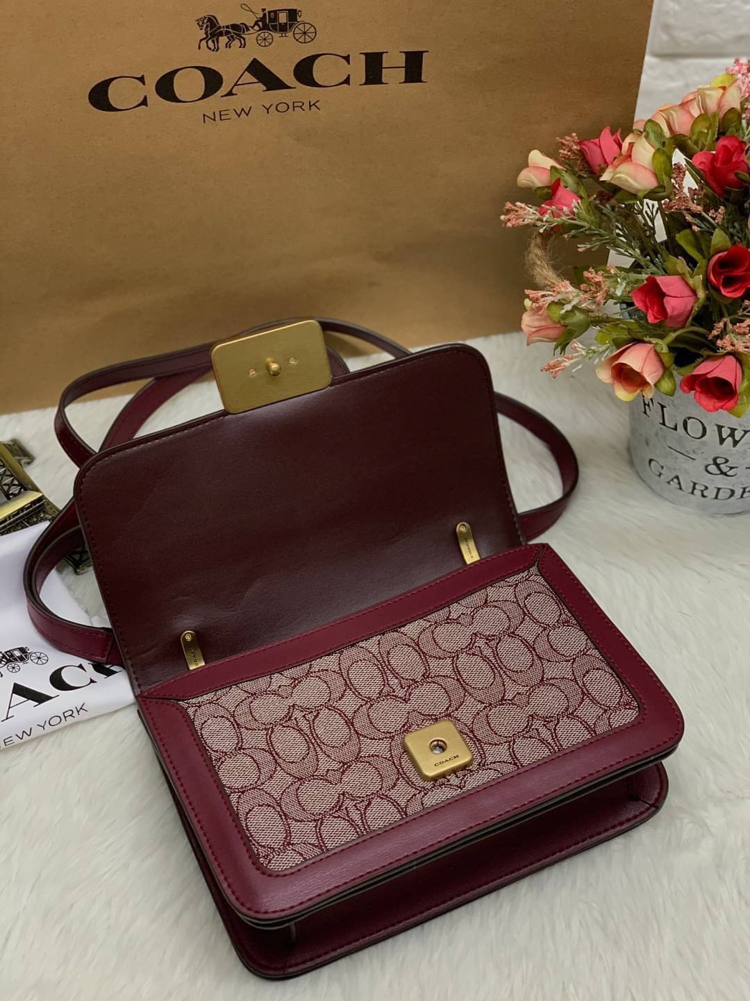 COACH ALIE SHOULDER BAG IN SIGNATURE JACQUARD WITH SNAKESKIN DETAIL ((4615)) 🔺ยังไม่เข้าไทยค่ะ ได้ไปไม่ผิดหวังแน่นอนค่ะ! พร้อมส่ง! กระเป๋าสะพายข้างหรือสามารถทบสายกันเพื่อคล้องไหล่ได้ค่ะ วัสดุ Jacquard+หนังแท้ หนังนิ่มสวยงามมากๆค่ะ ด้านหน้าเป็นแผ่น