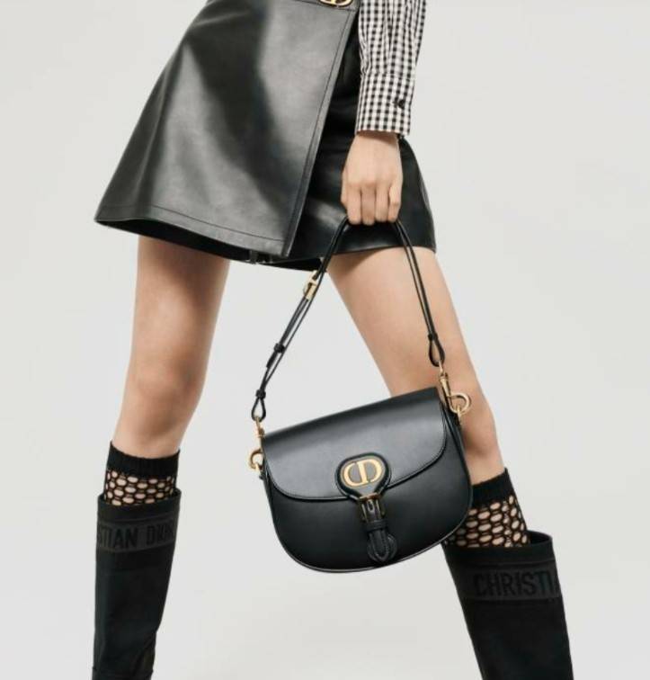 Dior Bobby Bag (GWP) พรีเมี่ยมกิ้ฟ Limited Edition วัสดุหนังแท้ Calfskin อะไหล่ทอง กระเป๋าหรูยอดฮิต ดีไซน์เป็นทรงโค้งเรียบหรูแบบโบฮีเมียนนิดๆ ด้านหน้าประดัลโลโก้ CD เด่นชัด ตอกย้ำความเป็นแบรนด์หรู Christian Dior แมทกับชุดได้ง่าย ใช้ได้ทุกวัน ทั้งสะพายไหล่