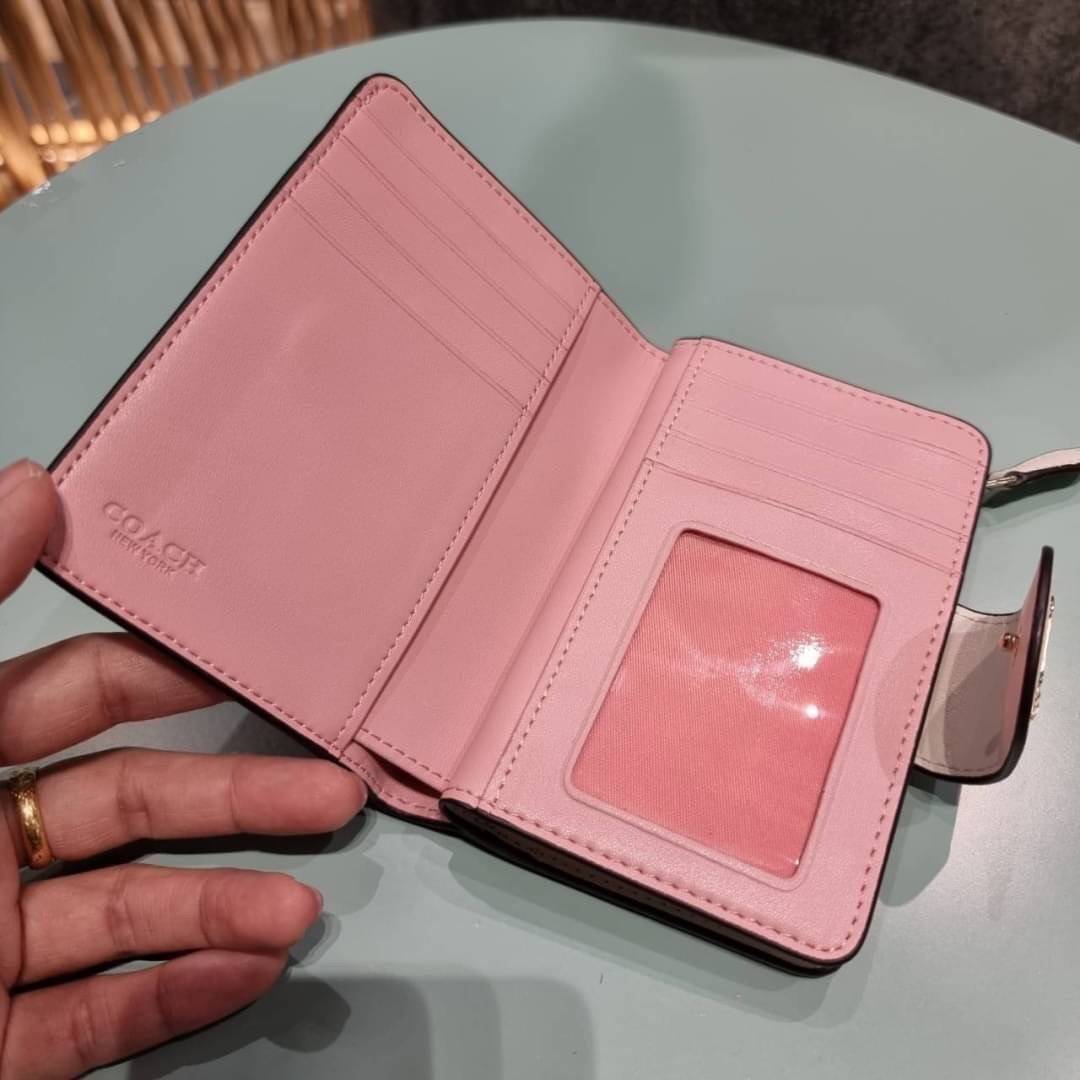 COACH C3375 MEDIUM CORNER ZIP WALLET IN SIGNATURE CANVAS WITH DAISY PRINT ดีไซน์ใหม่ล่าสุด!! คอลเลคชั่นลายพริ้นท์ เพิ่มลูกเล่นให้กระเป๋าสตางค์ของคุณ กับกระเป๋าสตางค์ใบกลาง ขนาดกำลังเหมาะมือ วัสดุหนังแคนวาส ดูแลรักษาง่าย มีช่องใส่บัตรและธนบัตรครบ และช่องซิ